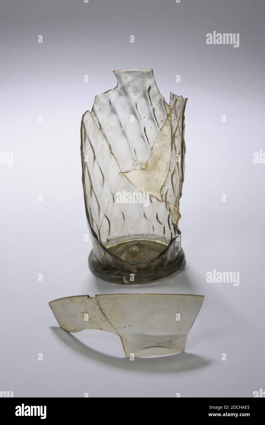 Trinkglas, Anonymous, erste Hälfte 17. Jahrhundert, geblasen, Allgemein: 10.5 x 6.4 x 5,7cm 105 x 64 x 57mm, Trinkglas in Form eines Becherglases mit Diamantmuster und rundem Glasgewinde. Mit einem losen Scherben von der Oberkante, 1972 Stockfoto