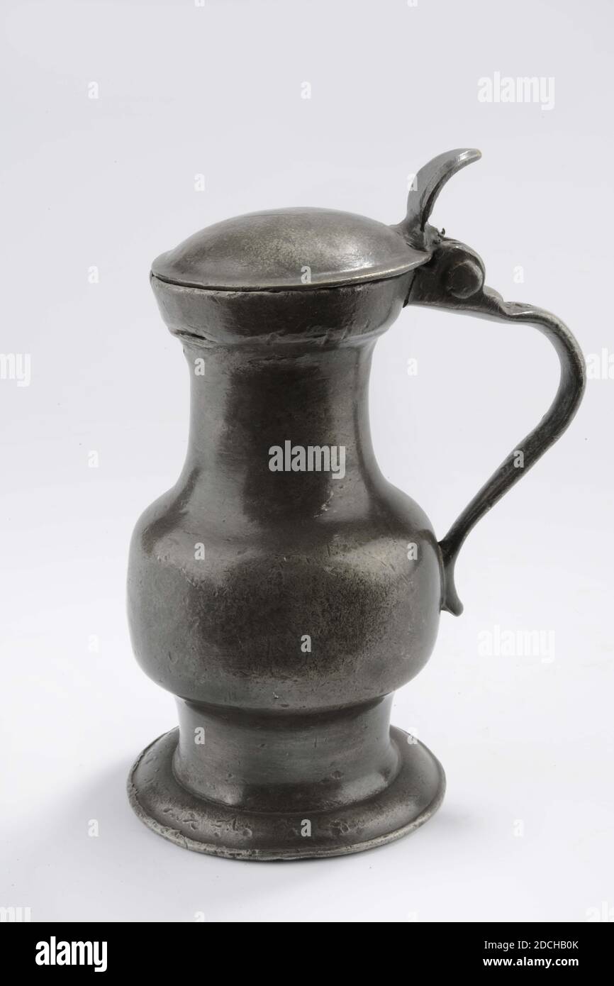 Messkrug, Anonymous, letztes Viertel des 17. Jahrhunderts, gegossen, Allgemein: 14.1 x 10.3 x 7.3cm 141 x 103 x 73mm, Zinn-Messkrug für ein halbes Pint mit Klappdeckel. Die Kanne hat eine Balusterform mit einem geraden Bauch auf einem konkaven profilierten Standring und endet mit einem breiteren ausgestellten profilierten Mund. An der Kanne befindet sich ein Standohr mit aufklappbarer Daumenauflage und leicht gewölbtem Deckel, 1914 Stockfoto