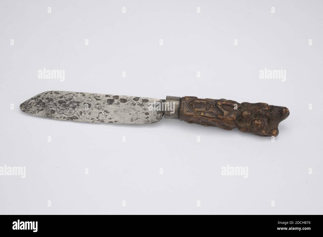 Messer, Anonym, 17. Jahrhundert ?, Holz, Metall, geschnitzt, Allgemein: 23,3 x 3 x 2,2cm 233 x 30 x 22mm, Löwe, Messer mit Holzgriff und Metallklinge. Der Klingenrücken ist am Ende gerade und schräg. Der rechteckige Stiel besteht aus Schnitzereien, in denen an den kurzen Seiten eine Figur mit einer Skala und an den kurzen Seiten eine Figur mit einem Anker dargestellt ist. An den breiten Seiten eine Figur mit einem länglichen Objekt und eine Figur mit drei kleineren Figuren. Gekrönt von einem Löwen. Die Zahlen repräsentieren: Hoffnung, Liebe und Gerechtigkeit, 1939 Stockfoto