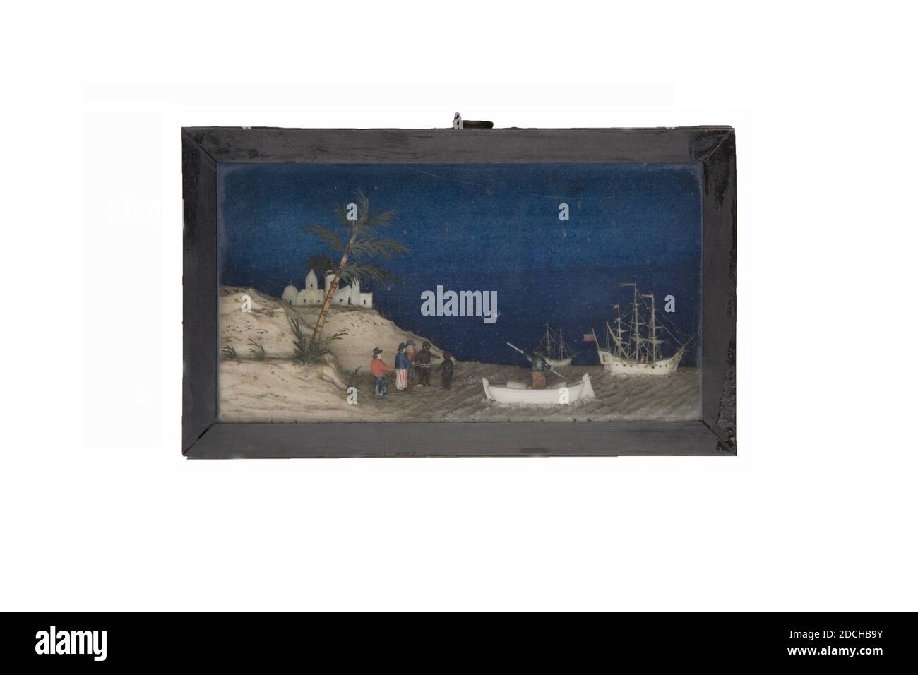 Bavelaar, Cornelis Bavelaar der Ältere oder der Jüngere, zwischen 1747-1831, Knochen, Holz, Glas, geschnitzt, Allgemein: 8 x 13.7 x 3,7cm 80 x 137 x 37mm, mit Aufhängeöse: 8.7 x 3.7 x 3,7cm 87 x 37 x 37mm, Strand, Schiff, geschnitzte Darstellung eines maurischen Strandes mit Gebäuden und Schiffen. Die Performance enthält drei Schiffe, einen Strand mit Menschen und einer Palme und ein Stadtbild im Hintergrund. Die menschlichen Figuren und die Palme sind farbig. Der Schrank ist aus Holz mit einer Kartonrückseite und einem Metallring auf der Oberseite, 1890 Stockfoto