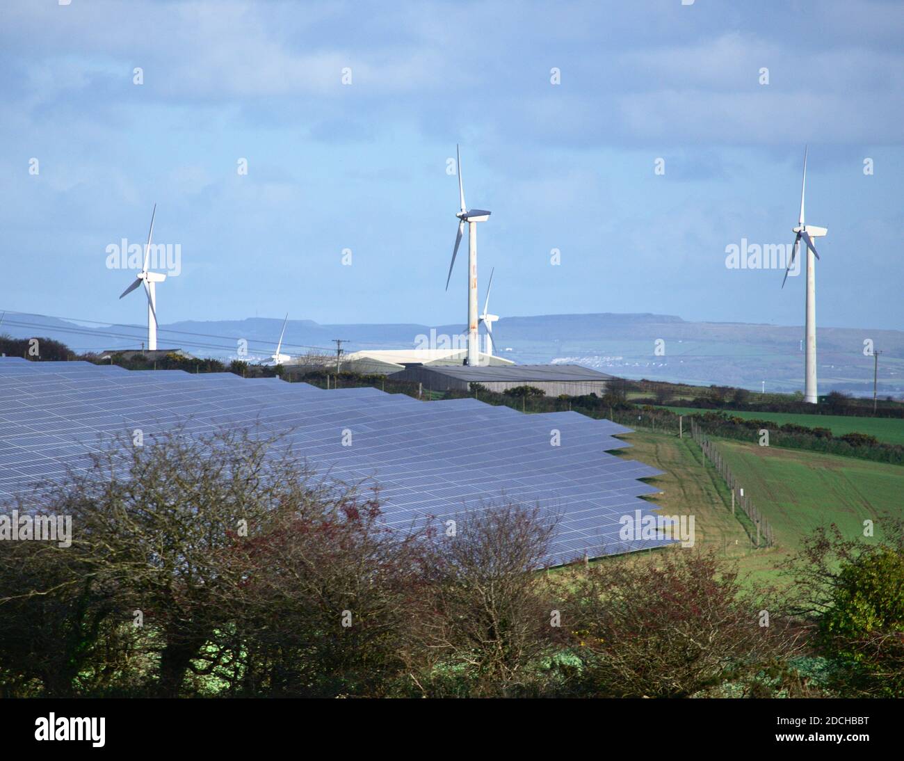 Erneuerbare Solar- und Windenergie in Cornwall, Großbritannien Stockfoto