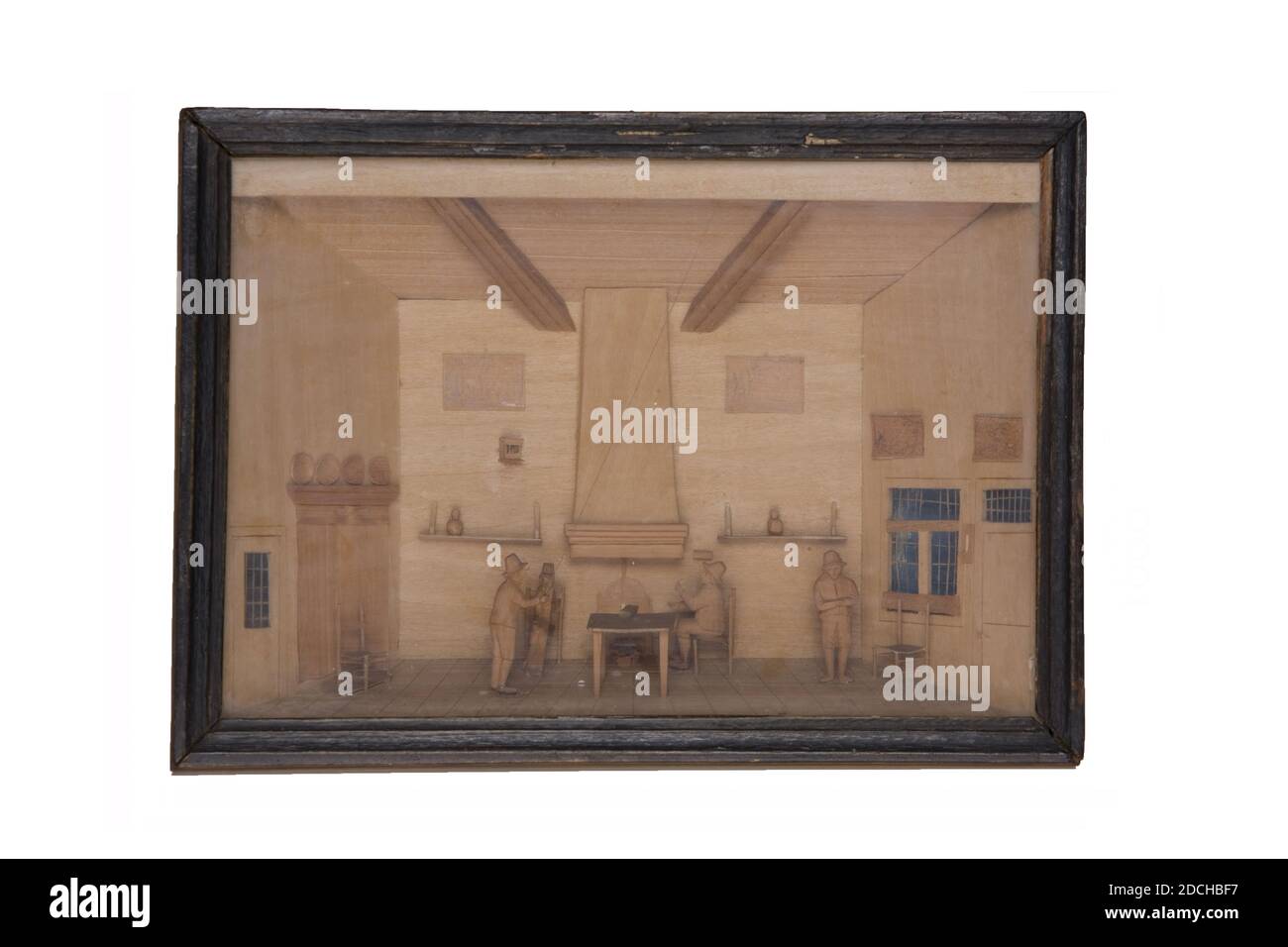 Bavelaar, Cornelis Bavelaar der Alte oder Junge, zwischen 1747 und 1831, Holz, Glas, geschnitzt, Allgemein: 13 x 18cm, mit hängendem Auge: 13.7 x 18 x 4.3cm 137 x 180 x 43mm, innen, Bavelaar mit einer geschnitzten Darstellung eines Innenraums. In der Mitte des Raumes befindet sich ein Tisch neben einem Kamin, um den vier Männer gruppiert sind, 1899 Stockfoto