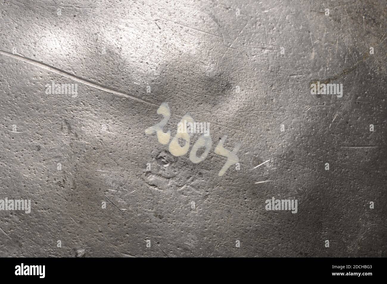 Bettpfanne, Anonym, 18. Jahrhundert, gegossen, Allgemein: 8.7 x 38.6 x 25,4cm (87 x 386 x 254mm), Zinnbettpfanne mit Henkel. Der Griff wurde in einer späteren Ära wieder bestätigt. Um die Halterung herum befindet sich eine helle Kante. Am Ende des Griffs befindet sich ein Schraubgewinde. Es gibt einen Riss in der Kante der Bettpfanne, 1889 Stockfoto