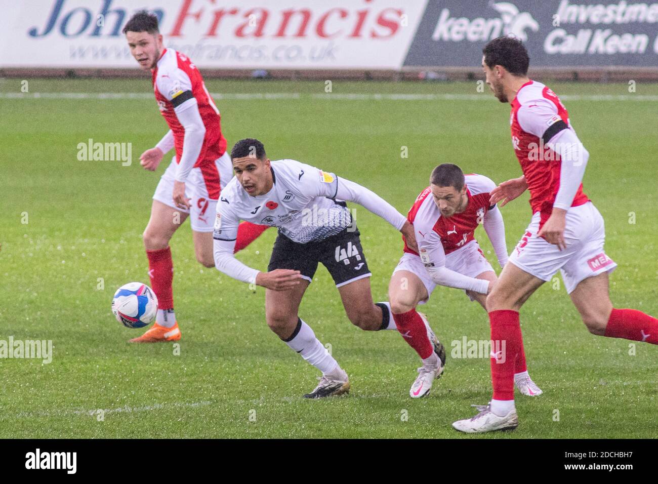 Swansea, Großbritannien. November 2020. Ben Cabango von Swansea City (C) im Einsatz gegen Rotherham United EFL Skybet Championship match, Swansea City gegen Rotherham Utd im Liberty Stadium in Swansea am Samstag, 21. November 2020. Dieses Bild darf nur für redaktionelle Zwecke verwendet werden. Nur redaktionelle Verwendung, Lizenz für kommerzielle Nutzung erforderlich. Keine Verwendung in Wetten, Spiele oder ein einzelner Club / Liga / Spieler Publikationen. PIC von Lewis Mitchell / Andrew Orchard Sport Fotografie / Alamy Live News Kredit: Andrew Orchard Sport Fotografie / Alamy Live News Stockfoto