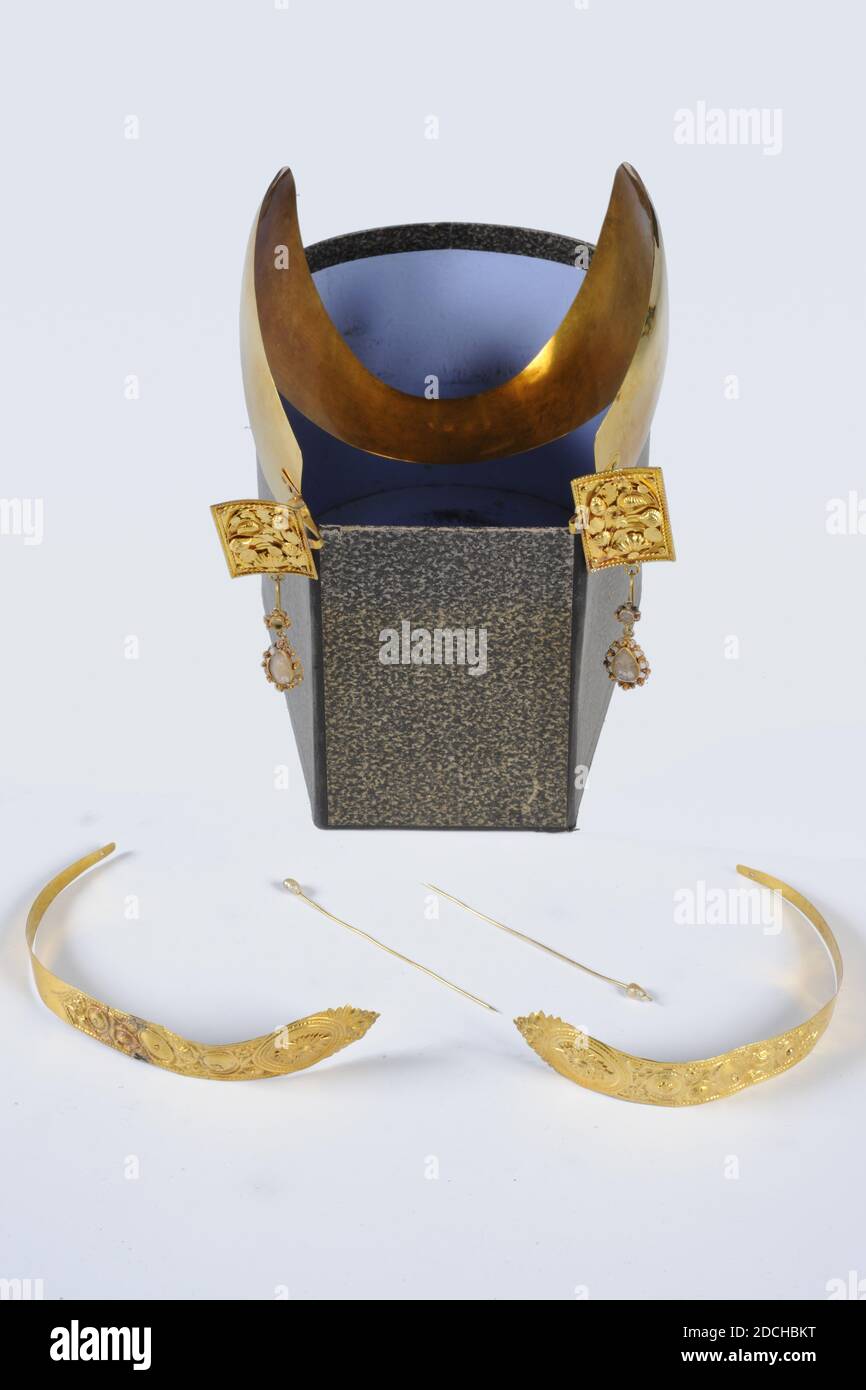 Schmuck, Anonymous, 1824, Gold, Glas, filigran, Allgemein: 13 x 16 x 16cm (130 x 160 x 160mm), Schale, Pflanze, Helmförmiges goldenes Ohreisen mit glatten, rechteckigen Büchern und Anhängern. Die Bücher sind mit einem Seilrand mit einer Kugel in vier Ecken verziert, mit ovalen Verzierungen in Form von floralen Motiven wie Blättern, Muscheln, Eicheln und Blattzweigen. Auf beiden Seiten hängt ein Ohrring mit filigranem Rand und einem mittleren Teil aus Glas. Gold ist markiert, 1925 Stockfoto
