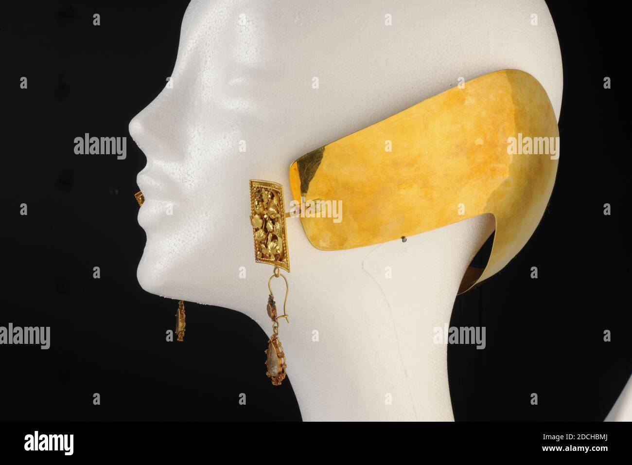 Schmuck, Anonymous, 1824, Gold, Glas, filigran, Allgemein: 13 x 16 x 16cm (130 x 160 x 160mm), Schale, Pflanze, Helmförmiges goldenes Ohreisen mit glatten, rechteckigen Büchern und Anhängern. Die Bücher sind mit einem Seilrand mit einer Kugel in vier Ecken verziert, mit ovalen Verzierungen in Form von floralen Motiven wie Blättern, Muscheln, Eicheln und Blattzweigen. Auf beiden Seiten hängt ein Ohrring mit filigranem Rand und einem mittleren Teil aus Glas. Gold ist markiert, 1925 Stockfoto
