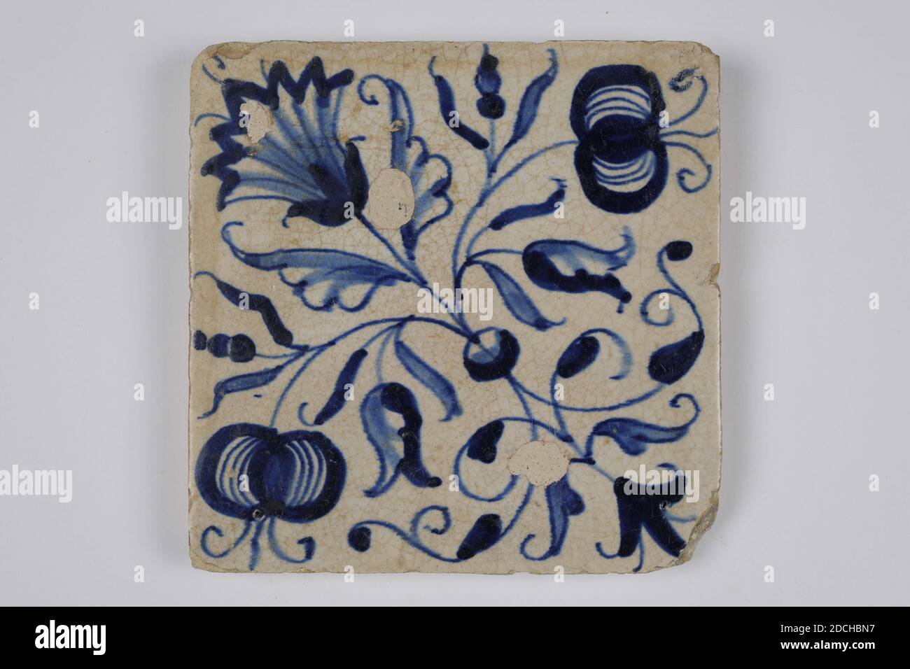 Wandfliese, Anonymous, erste Hälfte des 17. Jahrhunderts, Zinn-Glasur, Steingut, Allgemein: 13.2 x 13.1 x 1,7cm (132 x 131 x 17mm), Blume, Obst, Nordniederländisch, Ornamentfliese aus Steingut mit Zinn-Glasur bedeckt und blau bemalt. Stilisierte Blumen und Früchte sind auf der Fliese abgebildet. Die Fliese hat kein Eckmotiv, 1985 Stockfoto