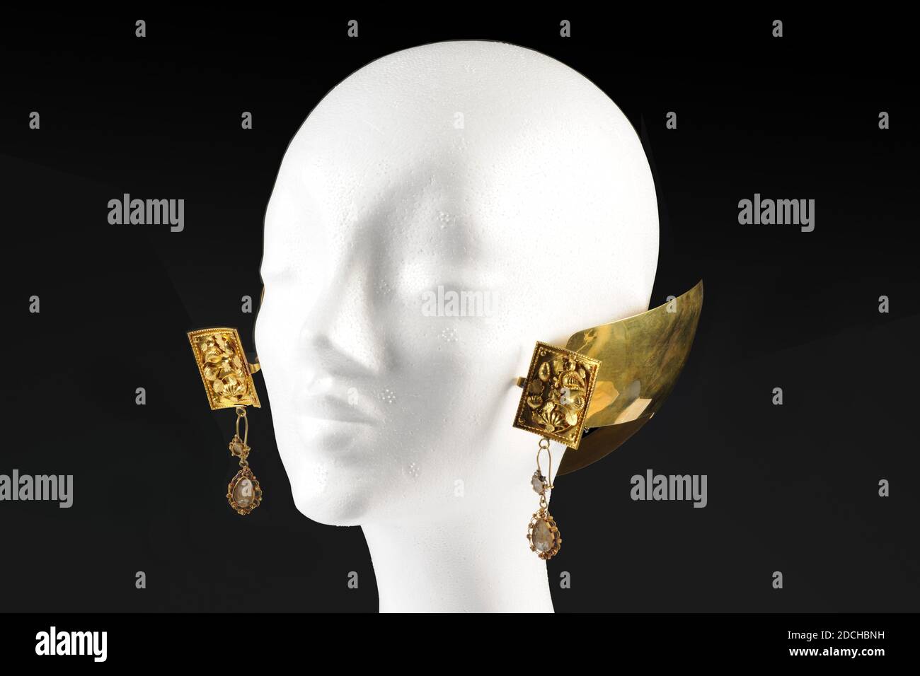 Schmuck, Anonymous, 1824, Gold, Glas, filigran, Allgemein: 13 x 16 x 16cm (130 x 160 x 160mm), Schale, Pflanze, Helmförmiges goldenes Ohreisen mit glatten, rechteckigen Büchern und Anhängern. Die Bücher sind mit einem Seilrand mit einer Kugel in vier Ecken verziert, mit ovalen Verzierungen in Form von floralen Motiven wie Blättern, Muscheln, Eicheln und Blattzweigen. Auf beiden Seiten hängt ein Ohrring mit filigranem Rand und einem mittleren Teil aus Glas. Gold ist markiert, 1925 Stockfoto