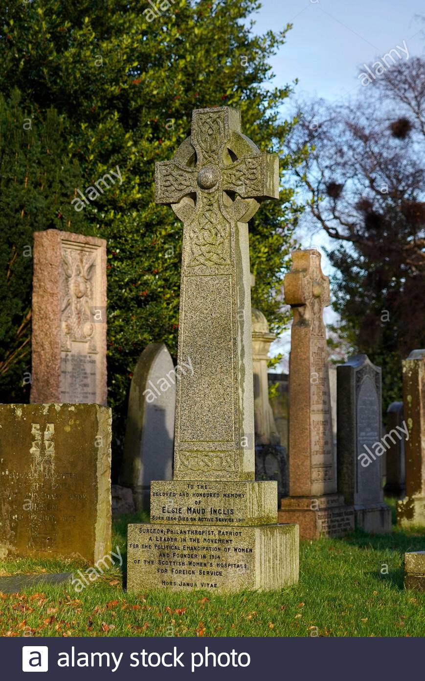 Elsie Inglis, 1864 – 1917, Grabstein auf dem Dean Friedhof, Ärztin, Chirurgen, Lehrerin und Gründerin des Scottish Women's Hospitals, Edinburgh Stockfoto