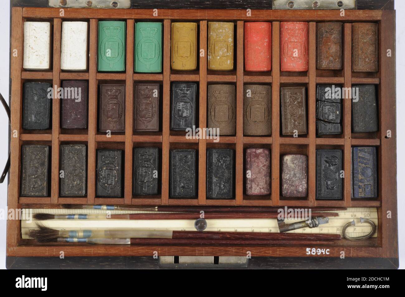 Anonym, 1856, Knochen, Samt, Holz, Farbe, Silber, graviert, Allgemein: 7.3 x 23.5 x 23,5cm (73 x 235 x 23mm), rechteckige Holzkiste mit zwei Schubladen. Die Box hat zwei silberne Scharniere und ein silbernes Schloss, leider ist der Schlüssel kaputt. Die Außenseite ist mit verschiedenen Holzarten furniert und die Innenseite des Deckels und der oberen Schublade sind mit blauem Samt bedeckt. Auf dem Deckel eine silberne Platte mit dem eingravierten Text: An Johannes Holtz, Opzigter über die AKADEMISCHEN GEBÄUDE des GYMNASIUMS in LEYDEN, anlässlich seiner 25 Jahre Dienst als Blyk ihrer Zufriedenheit, angeboten von S.H. Kuratoren von Stockfoto