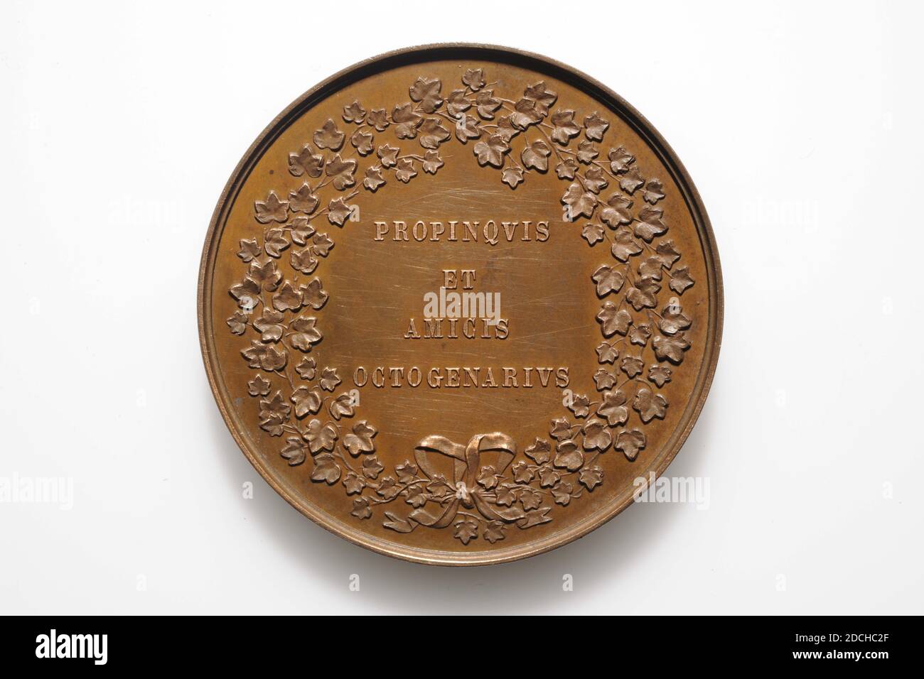 Medaille, David van der Kellen II, 1863, geprägt, General: 5 x 0,5cm (50 x 5mm), Gewicht: 65,6g, Männerportrait, Bronzemedaille zum 80-jährigen Jubiläum von J.M. Zeitung (1783-1866). Schrant war Professor für Philosophie und Literatur. Auf der Vorderseite ist ein Porträt und Profil rechts mit der Bildunterschrift: JOANNES MATTHIAS SCHRANT NAT. AMSTELLAED. DIE XXIV MARTII MDCCXXXIII. Auf der Rückseite eine vierzeilige Inschrift mit: PROPINQVIS ET / AMICIS OCTOGENARIVS .. Umgeben von einem Kranz aus Blättern mit einem Bogen unten, 1888 Stockfoto