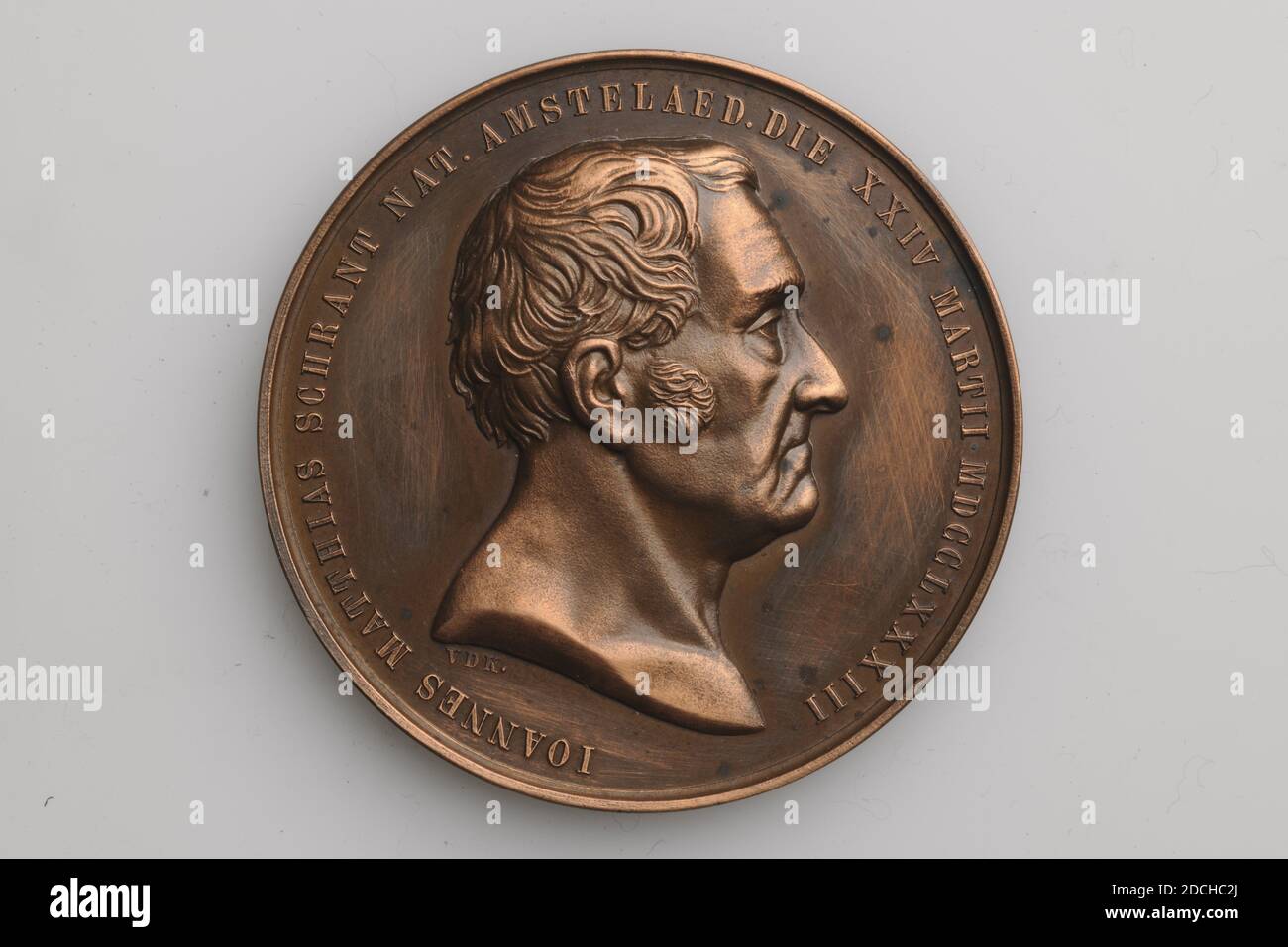 Medaille, David van der Kellen II, 1863, geprägt, General: 5 x 0,5cm (50 x 5mm), Gewicht: 65,6g, Männerportrait, Bronzemedaille zum 80-jährigen Jubiläum von J.M. Zeitung (1783-1866). Schrant war Professor für Philosophie und Literatur. Auf der Vorderseite ist ein Porträt und Profil rechts mit der Bildunterschrift: JOANNES MATTHIAS SCHRANT NAT. AMSTELLAED. DIE XXIV MARTII MDCCXXXIII. Auf der Rückseite eine vierzeilige Inschrift mit: PROPINQVIS ET / AMICIS OCTOGENARIVS .. Umgeben von einem Kranz aus Blättern mit einem Bogen unten, 1888 Stockfoto