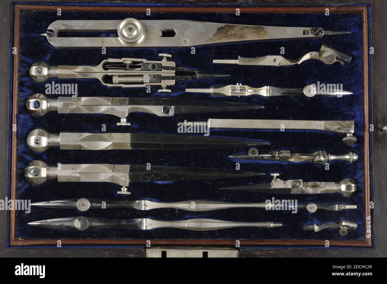 Anonym, 1856, Knochen, Samt, Holz, Farbe, Silber, graviert, Allgemein: 7.3 x 23.5 x 23,5cm (73 x 235 x 23mm), rechteckige Holzkiste mit zwei Schubladen. Die Box hat zwei silberne Scharniere und ein silbernes Schloss, leider ist der Schlüssel kaputt. Die Außenseite ist mit verschiedenen Holzarten furniert und die Innenseite des Deckels und der oberen Schublade sind mit blauem Samt bedeckt. Auf dem Deckel eine silberne Platte mit dem eingravierten Text: An Johannes Holtz, Opzigter über die AKADEMISCHEN GEBÄUDE des GYMNASIUMS in LEYDEN, anlässlich seiner 25 Jahre Dienst als Blyk ihrer Zufriedenheit, angeboten von S.H. Kuratoren von Stockfoto