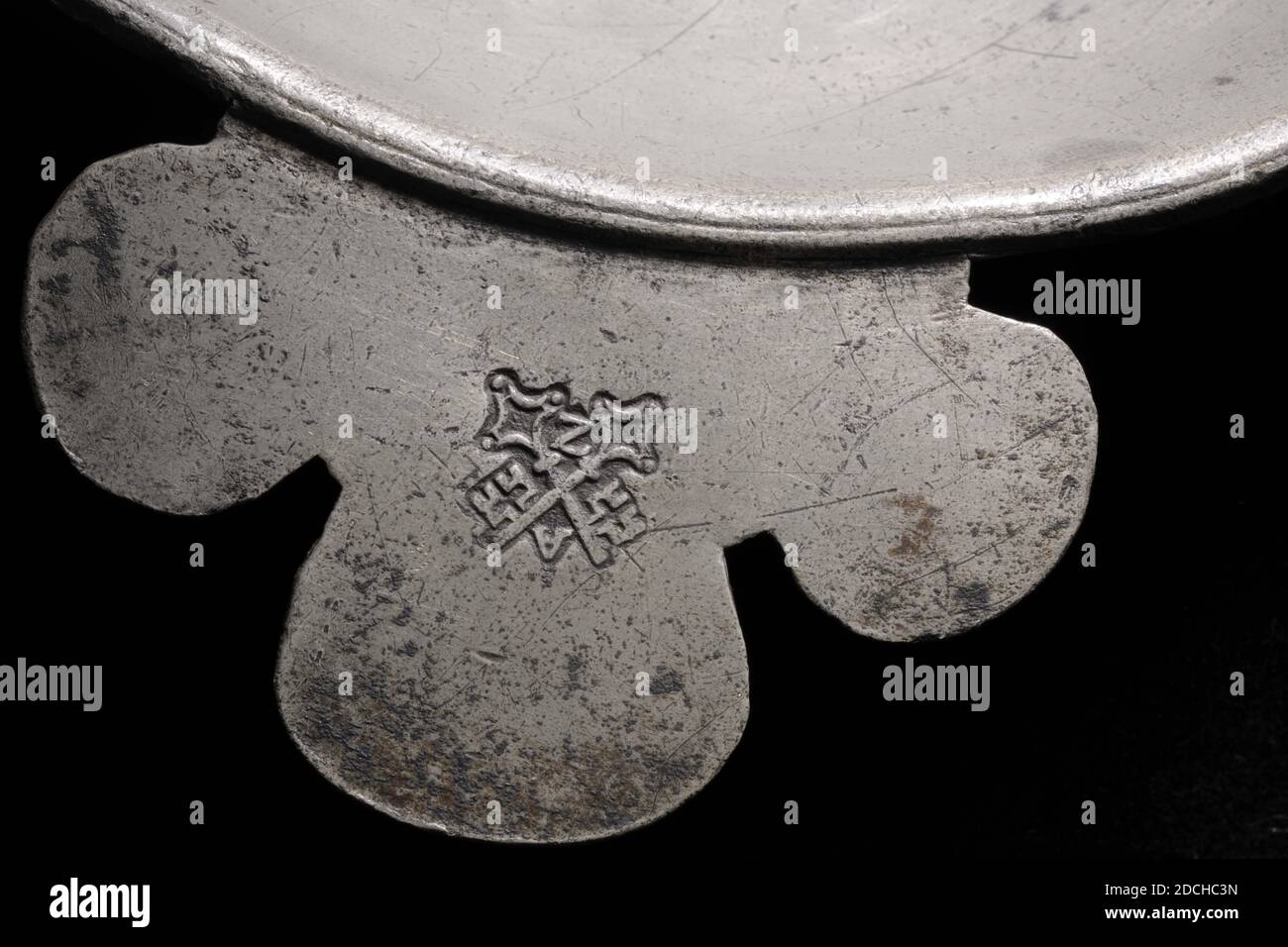 Porridge Schüssel, Apert Zeghersz, zweite Hälfte 16. Jahrhundert, gegossen, Allgemein: 4.4 x 22.3 x 14,9cm (44 x 223 x 149mm), Runde niedrige Zinn Porzellanschale. Mit zwei dreilappigen flachen Griffen, von denen einer gekennzeichnet ist, 1974 Stockfoto