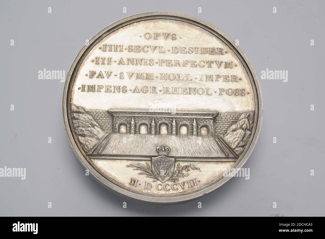 Medaille, Jean Pierre Droz, 1807, geprägt, Allgemein: 4.6 x 0,4cm (46 x 4mm), Gewicht: 59,3g, Pferd, Waffe (Schild), Silbermedaille bei der Öffnung der Schleusen in Katwijk 1807 die Vorderseite zeigt Neptun auf der rechten Seite, sitzend auf einem konchenförmigen Siegeswagen, der von zwei Seepferdchen gezogen wurde. Dafür die hornbläserende Triton. Links ein sitzender flussgott (der Rhein), rechts benutzt, mit einem Plenty-Horn in seinem linken Arm. Sein rechter Arm ruht auf einem Krug, aus dem Wasser fließt. Unterhalb der Aufführung die Inschrift: FELICITER, und darüber die Inschrift: INSTAVRATO.PRISCO.RHENI.OSTIO. Auf dem Schnitt markiert. Auf dem Stockfoto