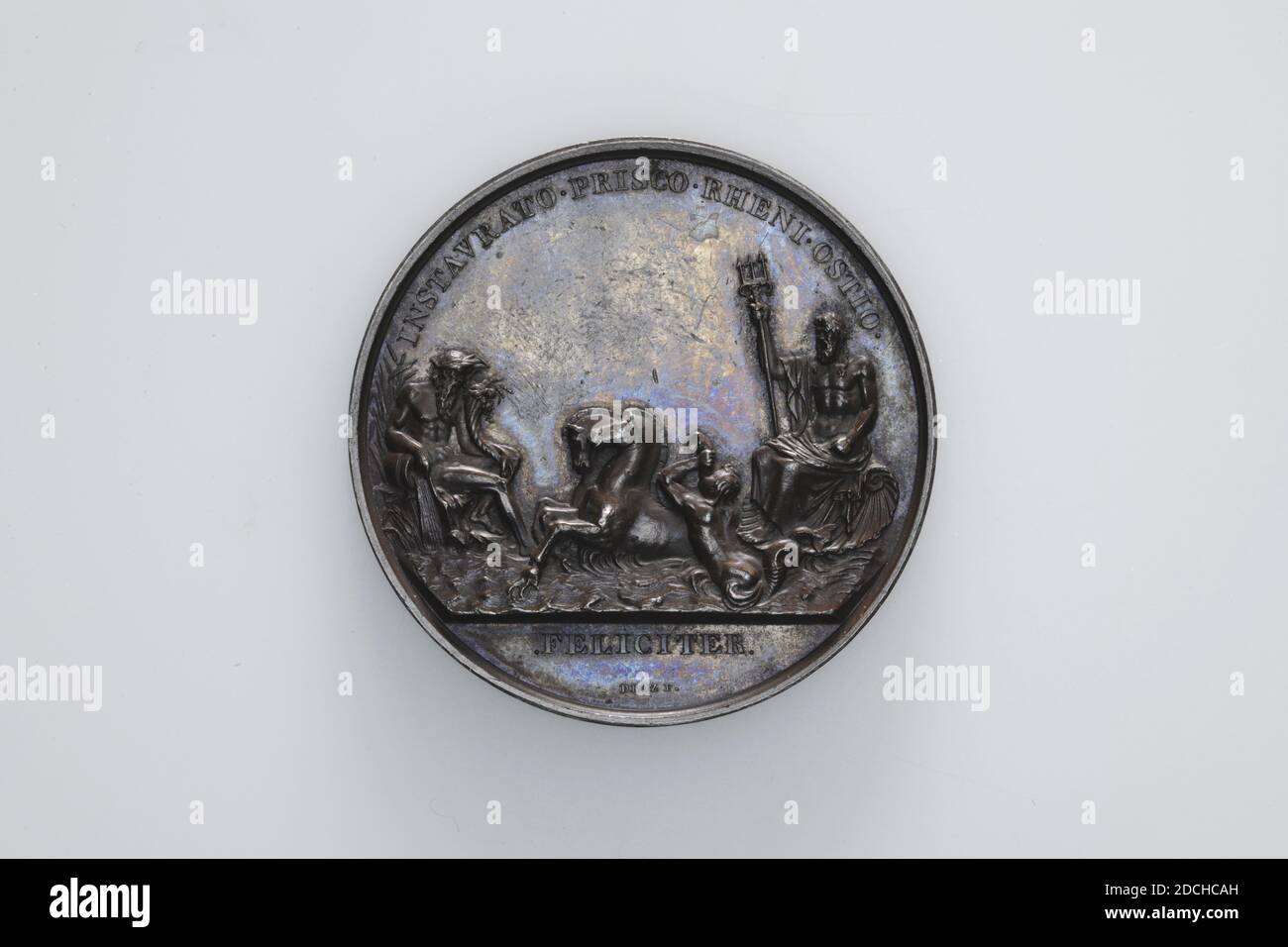 Medaille, Jean Pierre Droz, 1807, geprägt, Allgemein: 4.6 x 0,4cm (46 x 4mm), Gewicht: 59,3g, Pferd, Waffe (Schild), Silbermedaille bei der Öffnung der Schleusen in Katwijk 1807 die Vorderseite zeigt Neptun auf der rechten Seite, sitzend auf einem konchenförmigen Siegeswagen, der von zwei Seepferdchen gezogen wurde. Dafür die hornbläserende Triton. Links ein sitzender flussgott (der Rhein), rechts benutzt, mit einem Plenty-Horn in seinem linken Arm. Sein rechter Arm ruht auf einem Krug, aus dem Wasser fließt. Unterhalb der Aufführung die Inschrift: FELICITER, und darüber die Inschrift: INSTAVRATO.PRISCO.RHENI.OSTIO. Auf dem Schnitt markiert. Auf dem Stockfoto