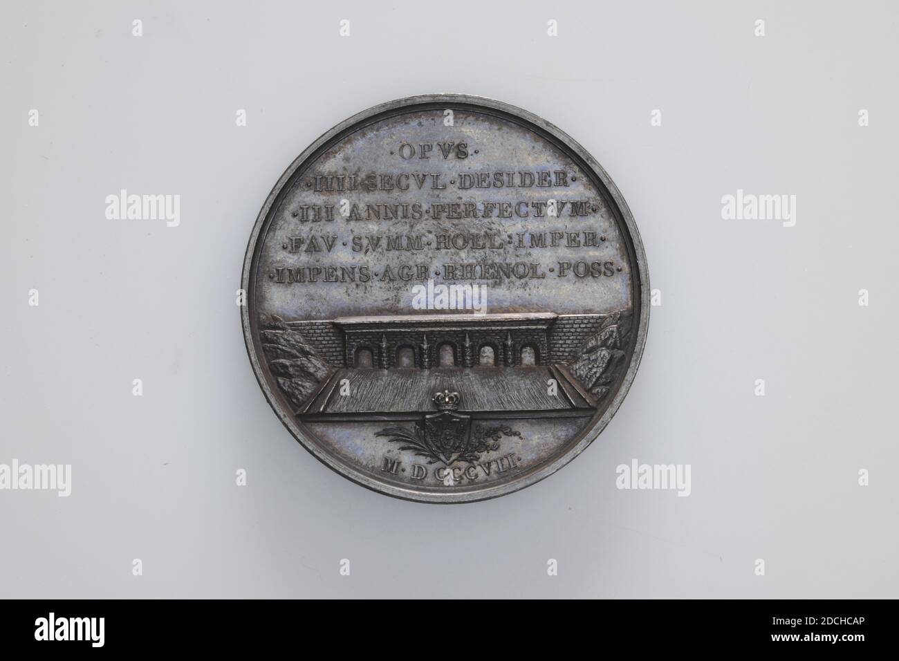 Medaille, Jean Pierre Droz, 1807, geprägt, Allgemein: 4.6 x 0,4cm (46 x 4mm), Gewicht: 59,3g, Pferd, Waffe (Schild), Silbermedaille bei der Öffnung der Schleusen in Katwijk 1807 die Vorderseite zeigt Neptun auf der rechten Seite, sitzend auf einem konchenförmigen Siegeswagen, der von zwei Seepferdchen gezogen wurde. Dafür die hornbläserende Triton. Links ein sitzender flussgott (der Rhein), rechts benutzt, mit einem Plenty-Horn in seinem linken Arm. Sein rechter Arm ruht auf einem Krug, aus dem Wasser fließt. Unterhalb der Aufführung die Inschrift: FELICITER, und darüber die Inschrift: INSTAVRATO.PRISCO.RHENI.OSTIO. Auf dem Schnitt markiert. Auf dem Stockfoto