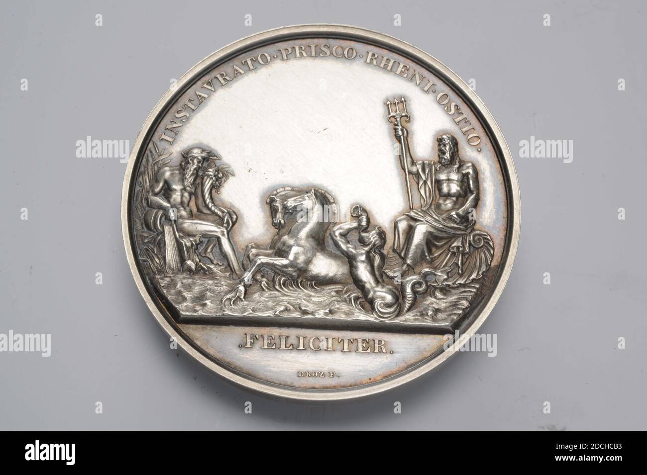 Medaille, Jean Pierre Droz, 1807, geprägt, Allgemein: 4.7 x 0,3cm (47 x 3mm), Gewicht: 50g, Personifikation, Waffe (Zeichen), Allegorie, neptun, Bronzemedaille bei der Eröffnung der Schleusen in Katwijk im Jahr 1807. Auf der Vorderseite ist eine Darstellung von Neptun, der sich auf einem von Seepferdchen gezogenen, muschelförmigen siegreichen Auto über das Meer bewegt, begleitet von Triton, der ein Horn bläst. Auf der linken Seite ist der Fluss gott der Rhein mit einem Füllhorn im linken Arm und unter dem rechten Arm ein Krug, aus dem Wasser fließt. Unter dem Bild die Inschrift: FELICITER und am unteren Rand in sehr kleinen Buchstaben der Name des Herstellers: DROZ F .. Zum Stockfoto