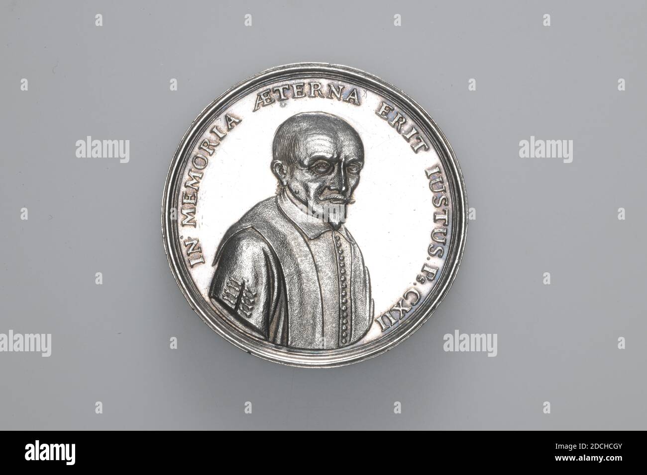 Medaille, Anonym, 1678, geprägt, Allgemein: 4.1 x 0,2cm (41 x 2mm), Gewicht: 21.6g, Männerportrait, Schädel, Büste, Silbermedaille, geprägt zu Ehren von Gijsbertus Voetius (1588-1676, Privatlehrer für Logik in Leiden, dann Professor für Theologie in Utrecht), 1678. Auf der Vorderseite ist die Büste einer männlichen Figur, Gijsbertus Voetius, nach rechts gerichtet dargestellt. Die Vorderseite zeigt das Rundschreiben IN MEMORIA AETERNA ERIT JUSTUS. PS: CXII. Auf der Rückseite befindet sich die Inschrift MONUMENTUM VENERANDI SENIS GISBERTI VOETII. S.S. TH. DOK. BEKENNEN. ET PASST. IN ACAD. ET ECCLES. ULTR: POSTREMI SYNODI NAT. DORDRAC MEMBRI PIÉ DE Stockfoto