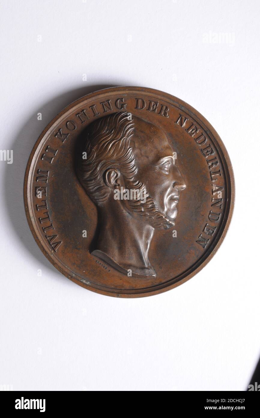 Medaille, Louis Charles Bouvet, 1845, geprägt, General: 6.9 x 0,5 cm (69 x 5 mm), Gewicht: 170,1 g, Bronzemedaille zu Ehren von Wilhelm II., König der Niederlande. Auf der Vorderseite ist ein Porträt des Prinzen Willem, rechts verwendet, mit der Inschrift: WILLEM II. KÖNIG DER NIEDERLANDE. Auf der Rückseite eine Reiterstatue auf einem Sockel, verziert mit Reliefs. Darunter die Inschrift: ANNO DOMINI MDCCCXXXXV, und die Inschrift: GUILIELMO PRIMO PRINCIPI ARAUSIONENSIUM, Pferd, Reiter, Männerportrait Stockfoto