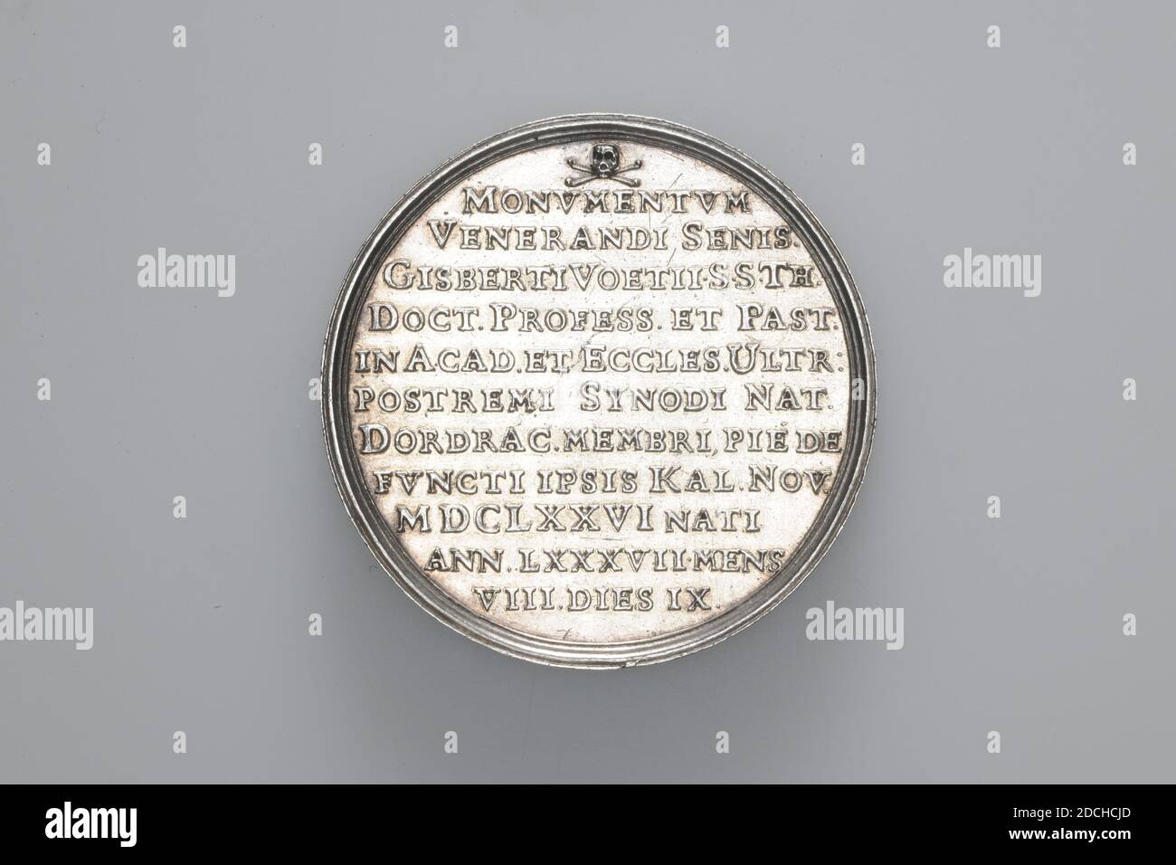Medaille, Anonym, 1678, geprägt, Allgemein: 4.1 x 0,2cm (41 x 2mm), Gewicht: 21.6g, Männerportrait, Schädel, Büste, Silbermedaille, geprägt zu Ehren von Gijsbertus Voetius (1588-1676, Privatlehrer für Logik in Leiden, dann Professor für Theologie in Utrecht), 1678. Auf der Vorderseite ist die Büste einer männlichen Figur, Gijsbertus Voetius, nach rechts gerichtet dargestellt. Die Vorderseite zeigt das Rundschreiben IN MEMORIA AETERNA ERIT JUSTUS. PS: CXII. Auf der Rückseite befindet sich die Inschrift MONUMENTUM VENERANDI SENIS GISBERTI VOETII. S.S. TH. DOK. BEKENNEN. ET PASST. IN ACAD. ET ECCLES. ULTR: POSTREMI SYNODI NAT. DORDRAC MEMBRI PIÉ DE Stockfoto