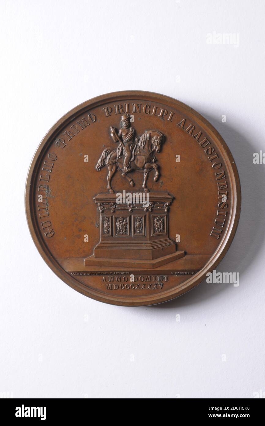 Medaille, Louis Charles Bouvet, 1845, geprägt, General: 6.9 x 0,5 cm (69 x 5 mm), Gewicht: 170,1 g, Bronzemedaille zu Ehren von Wilhelm II., König der Niederlande. Auf der Vorderseite ist ein Porträt des Prinzen Willem, rechts verwendet, mit der Inschrift: WILLEM II. KÖNIG DER NIEDERLANDE. Auf der Rückseite eine Reiterstatue auf einem Sockel, verziert mit Reliefs. Darunter die Inschrift: ANNO DOMINI MDCCCXXXXV, und die Inschrift: GUILIELMO PRIMO PRINCIPI ARAUSIONENSIUM, Pferd, Reiter, Männerportrait Stockfoto