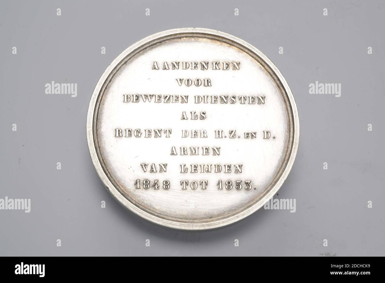 Medaille, Anonymous, 1853, Silbermedaille im Jahr 1853, H.C. geehrt Fischer als städtischer Regen der Armen. Eine dreizeilige Inschrift ist auf der Vorderseite innerhalb eines Lorbeerkranzes eingraviert: H.C. VISSER STEDELIJK REGENT .. Auf der Rückseite eine achtzeilige Aufschrift im Relief: ERINNERUNGEN FÜR BEWÄHRTE DIENSTE ALS REGENT DER H.Z. UND D. ARMEN VAN LEIJDEN 1848 BIS 1853, allgemein: 4.2 x 0,3 cm (42 x 3 mm), Gewicht: 31,7 g Stockfoto
