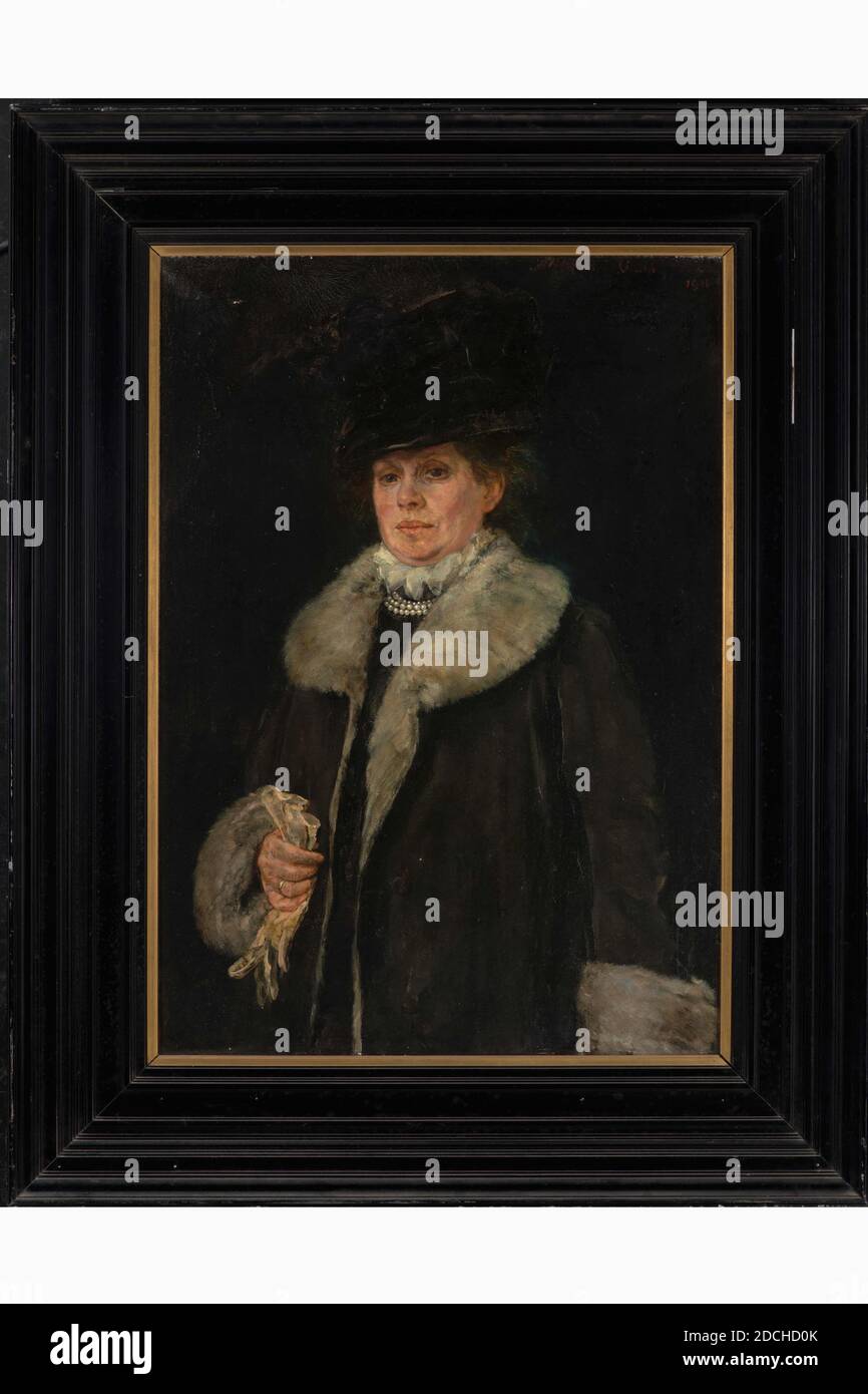 Gemälde, Menso Kamerlingh Onnes, 1918, Signatur vorne, oben rechts: Menso Kamerlingh Onnes 1918, Leinwand, Ölfarbe, bemalt, Träger: 100.5 × 73 × 2cm (1005 × 730 × 20mm), mit Rahmen: 134.5 105 × 10,5cm (1345 × 1050 × 105mm), Frauenporträt, Porträt von Catharina Augusta Kamerlingh Onnes-Tutein Nolthenius, Ehefrau des Malers. Sie wird als Halbfigur dargestellt, dreiviertel nach links gedreht und schaut auf den Betrachter. Sie hält ein Paar Handschuhe in der rechten Hand gegen die Seite gedrückt. Sie trägt einen schwarzen Hut auf ihrem Kopf. Sie ist in einen offenen dunklen Wintermantel gekleidet, entlang der getrimmt Stockfoto