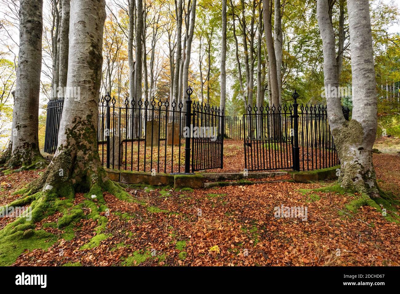 Bild von einem privaten Friedhof in Buchenwäldern, bei Dundonnell in Wester Ross, Schottland. Stockfoto