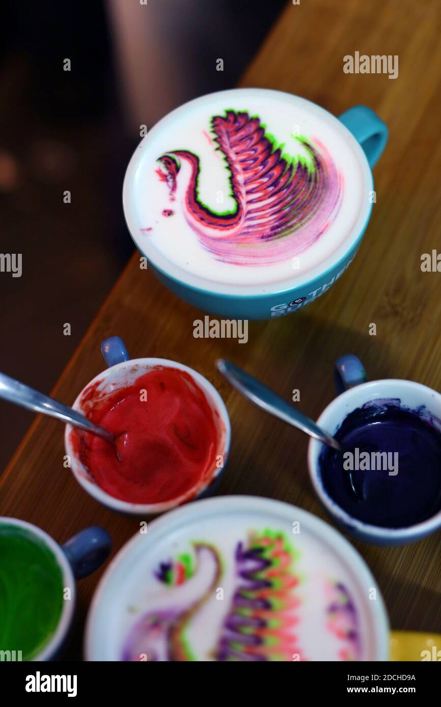 Großbritannien / England / London /farbige Latte-Kunst bei der Latte Art Championship. Stockfoto