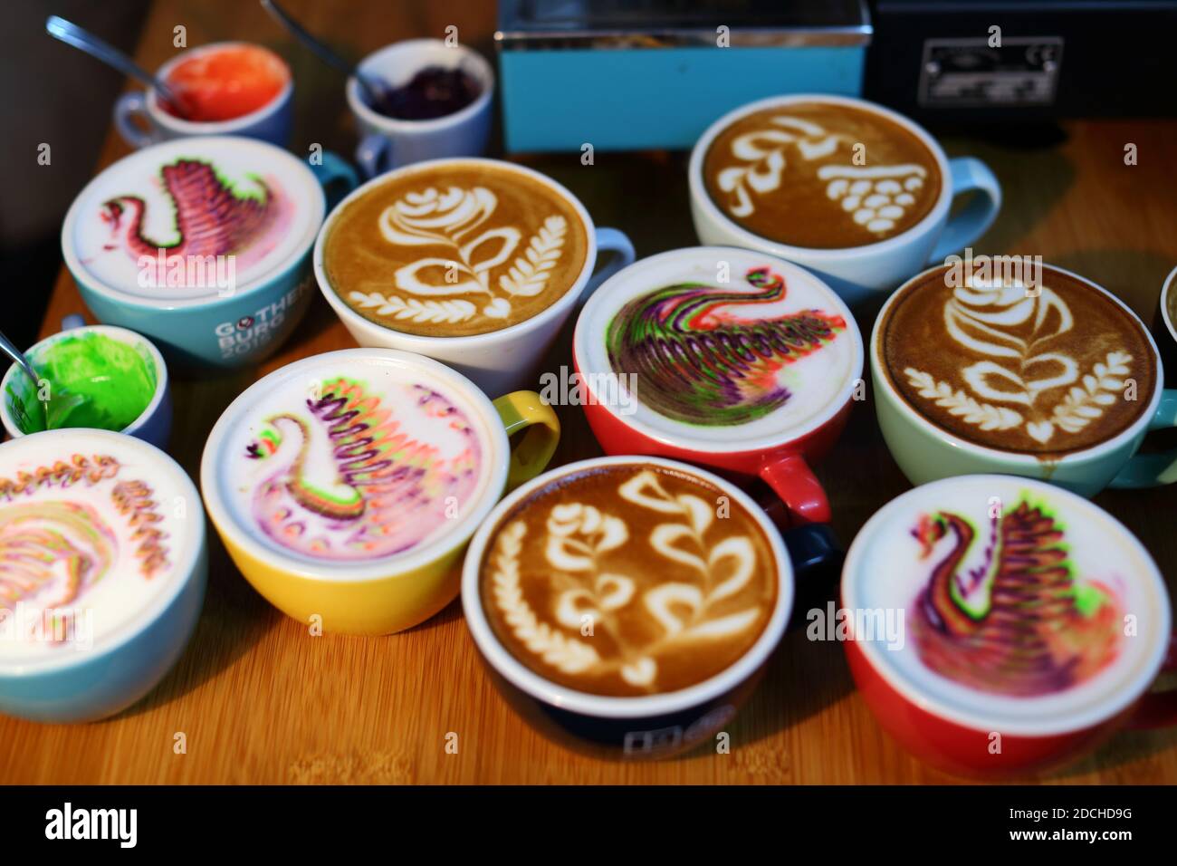 Großbritannien / England / London /farbige Latte-Kunst bei der Latte Art Championship. Stockfoto
