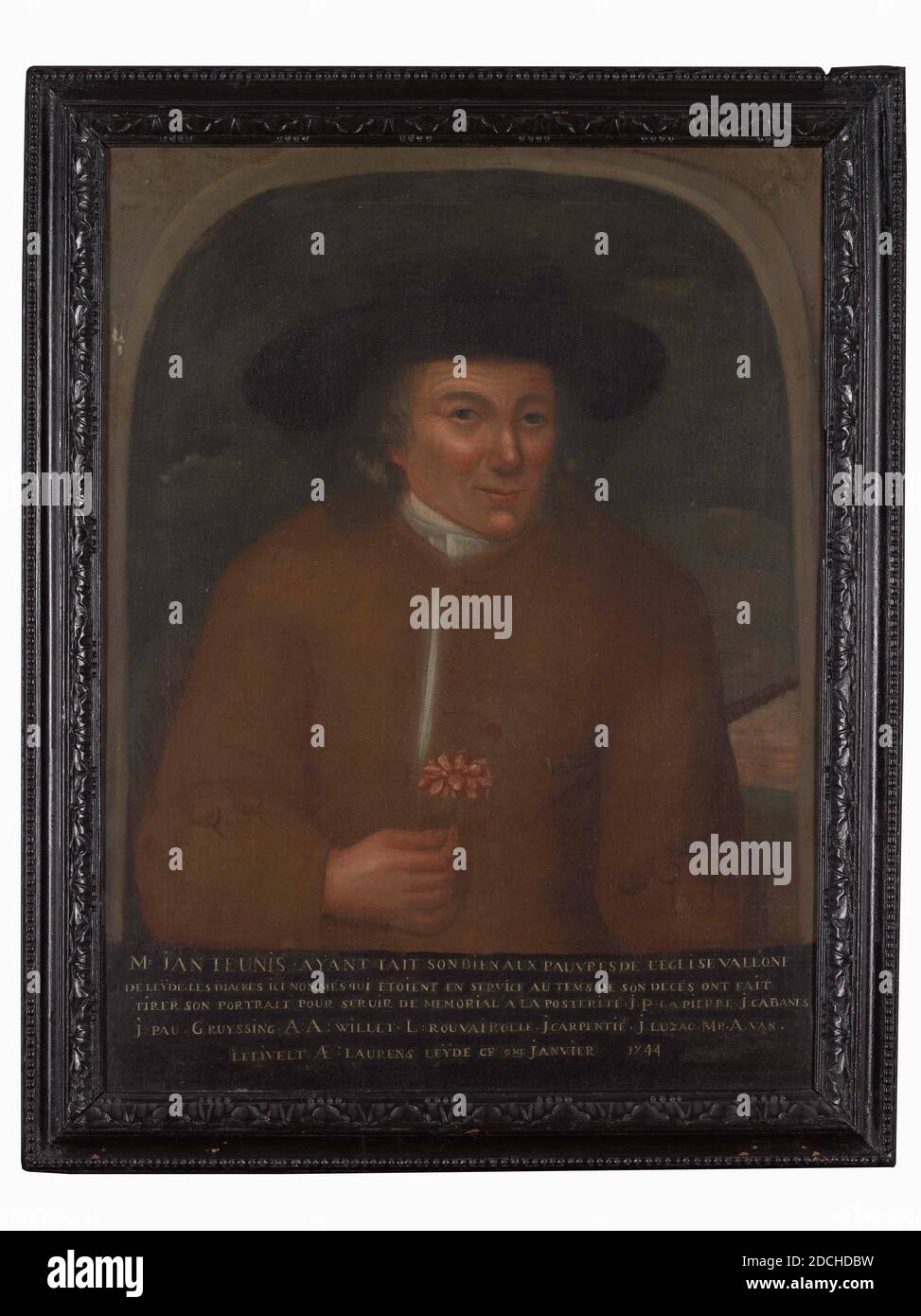Gemälde, Pieter Cattel (zugeschrieben), 1744, Leinwand, Ölfarbe, bemalt, Träger: 79 × 55.8 × 2cm (790 × 558 × 20mm), mit Rahmen: 90.7 × 72.4 × - 3,3cm (907 × 724 × 33mm), Nelke, Menschenporträt, Porträt eines Mannes: Jan Teunis (sen). Der Mann wird direkt von vorne, unter der Brust, dargestellt und schaut auf den Betrachter. Er trägt eine braune Tunika über einem weißen Hemd und hat einen schwarzen Hut auf dem Kopf. Er hält eine rosa Nelke in seiner rechten Hand. Es ist in der Öffnung einer Wand mit abgerundeten Ecken an der Spitze dargestellt. Unter dem Porträt ist in einem schwarzen Bereich mit weißen Buchstaben Herrn JAN TEUNIS gemalt Stockfoto