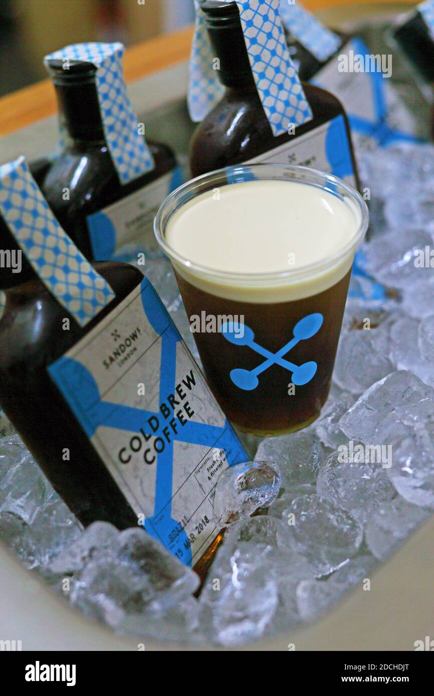 Großbritannien / England / London / / Schaumiger Nitro Cold Brew Coffee Ready to Drink Stockfoto