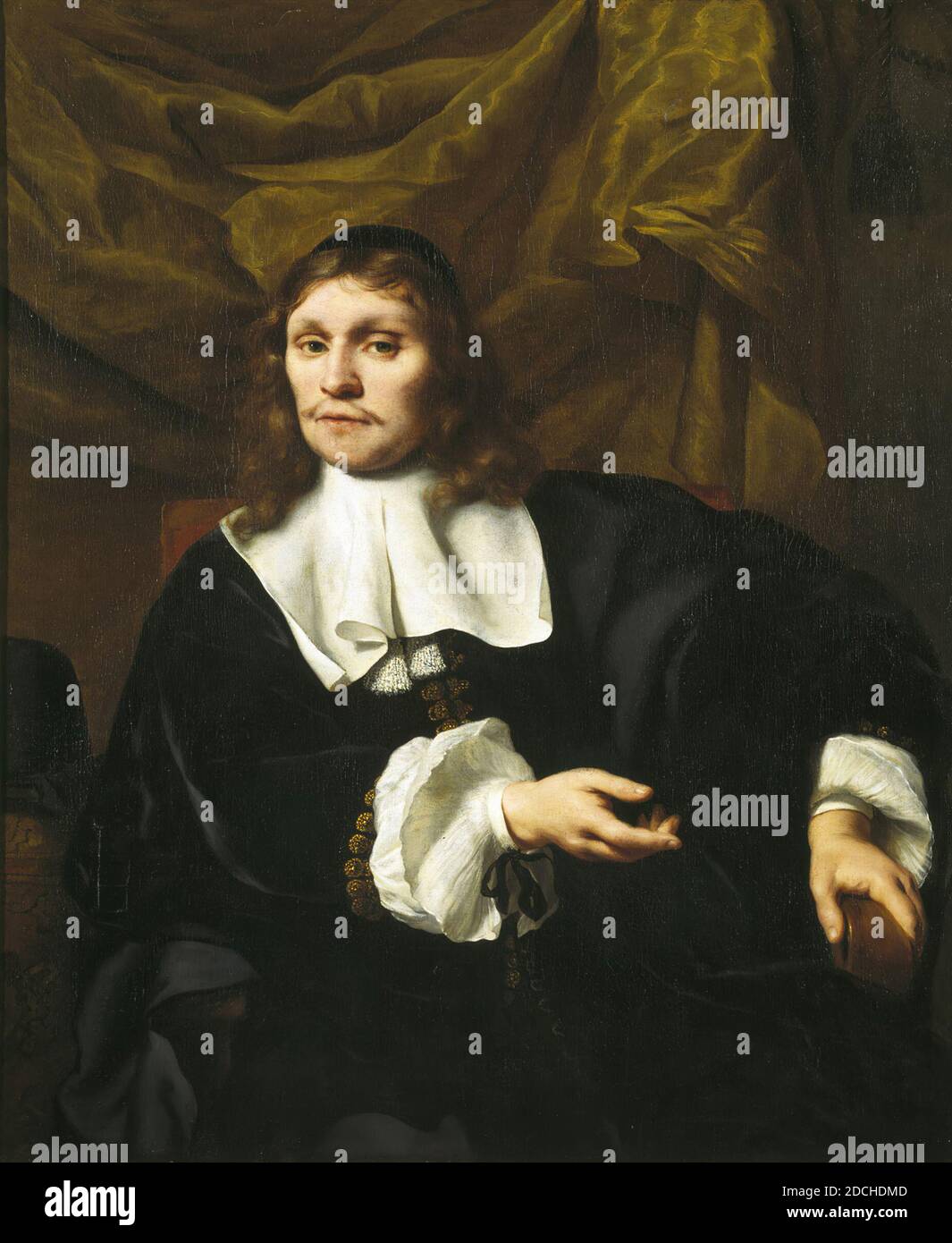 Gemälde, Ferdinand Bol, 1664, Leinwand, Ölfarbe, bemalt, Träger: 110 × 91.4 × 3cm (1100 × 914 × 30mm), mit Rahmen: 135.5 × 117.3 × 9cm (1355 - 1173 - 90mm), Männerportrait, Innenansicht, Männerportrait: herr. Pieter Burgersdijk. Er wird bis zu den Knien dargestellt, gerade von vorne, leicht nach links mit dem Kopf und dem Betrachter zuschauend. Er sitzt vor einem schweren olivgrünen Vorhang in einem roten, mit Stoff bedeckten Sessel. Er lehnt sich mit der linken Hand auf das Geländer und zeigt mit der rechten Hand nach rechts. Er hat langes lockiges Haar mit einer Schädelkappe und ist mit einer schwarzen Robe bekleidet Stockfoto