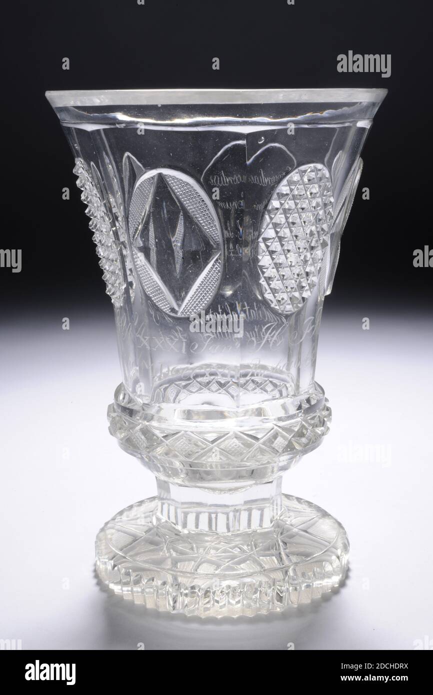 Glas Glas, Glas: Zwischen 1830-1835, Gravur: 1837, Allgemein: 23.6 x 10,8cm  236 x 108mm, Glas mit Deckel und Beschriftung. Das Glas hat eine massive  flache runde Basis mit einer gezackten Kante. Unterteil
