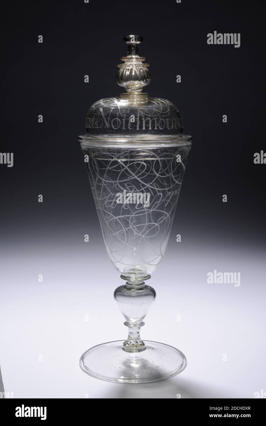 Glasgefäß, zwischen 1682-1690, auf dem Baluster: Willem van Heemskerk AES 77 3/4 Aº 1690 Leyden, auf dem Deckelhals: Willem van Heemskerk Aº 1682, Allgemein: 29.4 x 10cm 294 x 100mm, Blei, aus farblosen Glas und mit Deckel. Das Glas hat eine ebenso schräge Basis mit einem leicht profilierten Rand. Stahl mit Fußring und hohlem balusterförmigen Knoten, inklusive scharfem Ring. Unter dem runden Kelchboden auch ein scharfer Ring. Ziemlich hoher Kelch, graviert mit großen gewellten Buchstaben: Natuyr schlägt Maet vor. Und kleiner, auf dem Knopf die Unterschrift von Willem van Heemskerk und AES 77 3/4 Ao 1690 Stockfoto