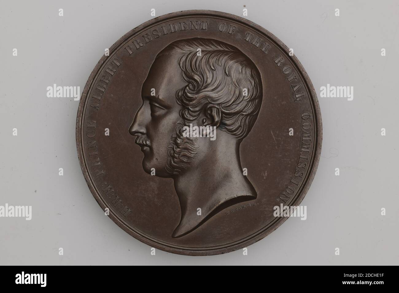Preismedaille, Benjamin A. Wyon, 1851, geprägt, Allgemein: 4.4 x 0,5cm (44 x 5mm), Gewicht: 62,2g, Taube, Männerportrait, Globus, Bronzemedaille von einer internationalen Industrieausstellung in London. Auf der Vorderseite das Porträt des Mäzens Prinz Albert. In der Bildunterschrift der Text: H: R: H: PRINZ ALBERT PRÄSIDENT DER KÖNIGLICHEN KOMMISSION. Unter dem Porträt in Kleinbuchstaben: WWYON. BA. Auf der Rückseite ein Globus, der von Blättern umgeben ist. Über dem Globus ist eine Taube abgebildet. Auf der ganzen Welt in einem Band der Text: AUSSTELLER und in der Überschrift der Text: AUSSTELLUNG DER WERKE DER INDUSTRIE ALLER NATIONEN MDCCCLI Stockfoto