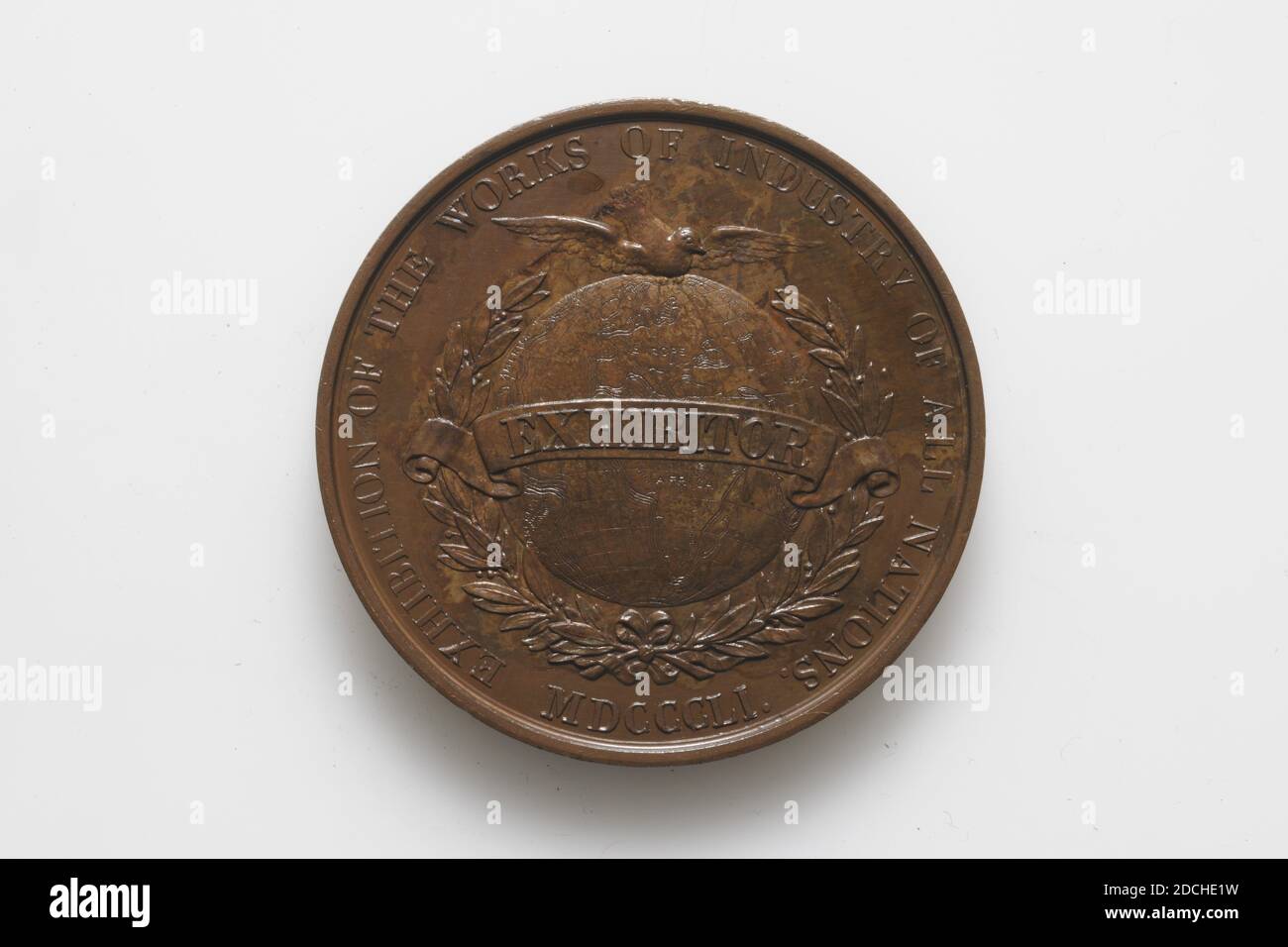 Preismedaille, Benjamin A. Wyon, 1851, geprägt, Allgemein: 4.4 x 0,5cm (44 x 5mm), Gewicht: 62,2g, Taube, Männerportrait, Globus, Bronzemedaille von einer internationalen Industrieausstellung in London. Auf der Vorderseite das Porträt des Mäzens Prinz Albert. In der Bildunterschrift der Text: H: R: H: PRINZ ALBERT PRÄSIDENT DER KÖNIGLICHEN KOMMISSION. Unter dem Porträt in Kleinbuchstaben: WWYON. BA. Auf der Rückseite ein Globus, der von Blättern umgeben ist. Über dem Globus ist eine Taube abgebildet. Auf der ganzen Welt in einem Band der Text: AUSSTELLER und in der Überschrift der Text: AUSSTELLUNG DER WERKE DER INDUSTRIE ALLER NATIONEN MDCCCLI Stockfoto