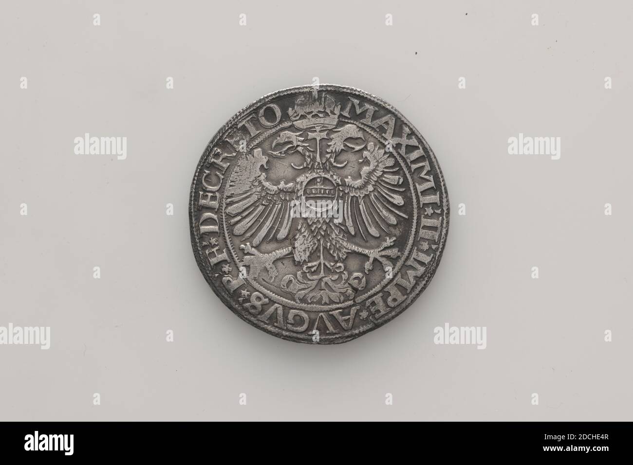 Münze (Tauschmedium), Anonymous, 1568, geprägt, Allgemein: 4.1 x 0,2cm (41 x 2mm), Gewicht: 28,4g, Adler, Wappen (Zeichen), Silberner Reichstaler Kaiser Maximilians II. Aus Nijmegen, geprägt 1568. Auf der Vorderseite ist ein gekröntes Wappen mit einem doppelköpfigen Adler, mit zwei Löwen als Waffenträger. Unter dem Jahr 1568, und die Überschrift: NOVIOMAGIENSIS CIVILATIS IMPERIALIS. Auf der Rückseite der gleiche doppelköpfige Adler, mit der Inschrift: MAXIMI.II.IMPE.AVGVS.P.F. DECRETO, 1926 Stockfoto