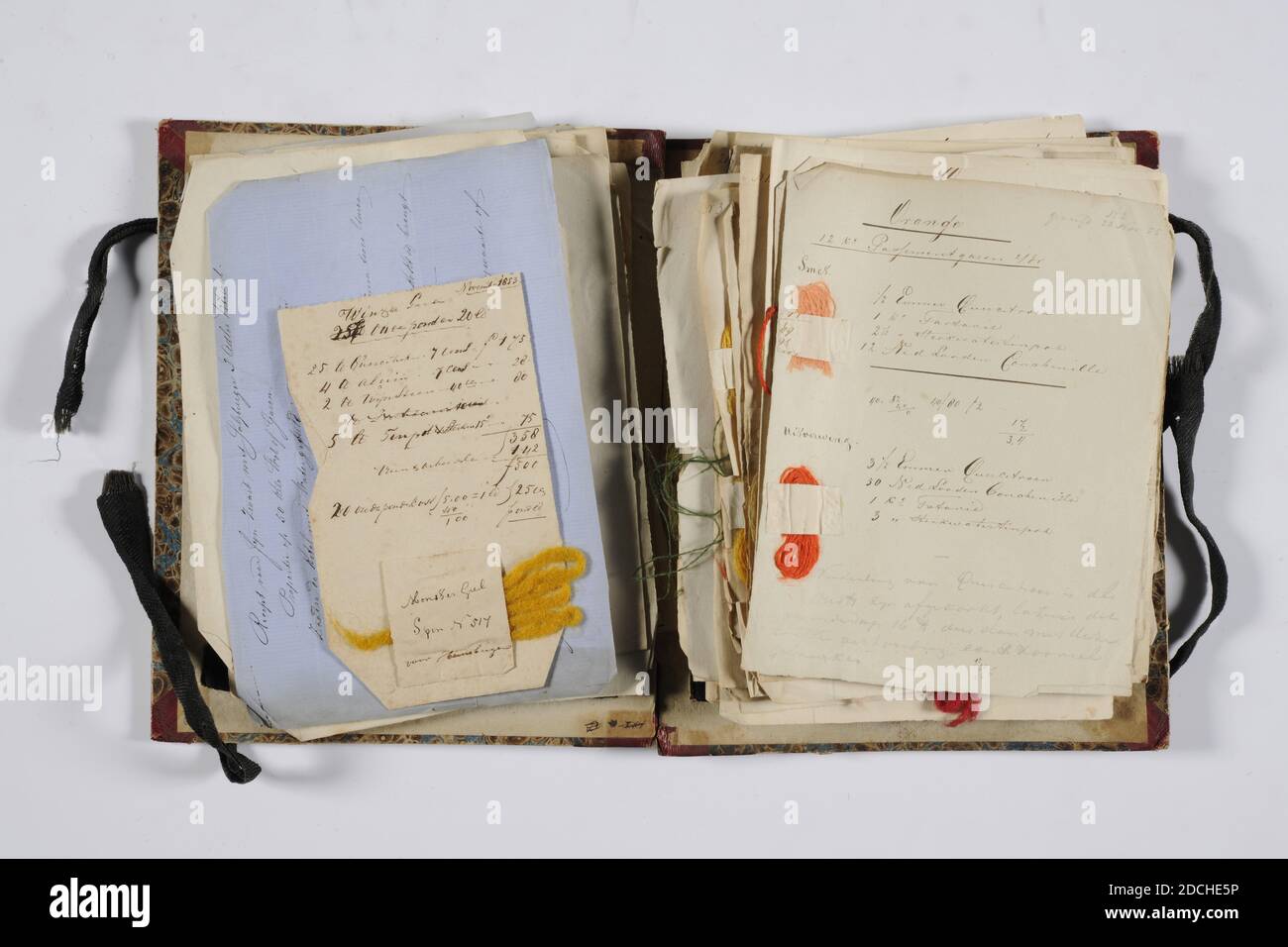 Musterbuch, Firma Zaalberg, Mai 1849-Mai 1850, Papier, Tinte, Karton, Wolle, Allgemein: 20.7 x 17 x 3,2cm (207 x 170 x 32mm), Rezeptbuch mit Wollproben der Firma Zaalberg in Leiden. Das Buch, das gebunden ist, enthält einen einfarbigen Stoffeinband. Der Innenraum besteht aus vier Abschnitten, von denen ein Teil pro Folio nummeriert ist, mit Proben von gefärbtem Wollgarn, mit den Farbrezepten darauf geschrieben. Die Proben, falls vorhanden, werden mit einem geklebten Papierstreifen befestigt. Das erste in dem Buch erwähnte Datum ist der 1849. Mai, das letzte Datum ist der 1850. Mai 1984 Stockfoto