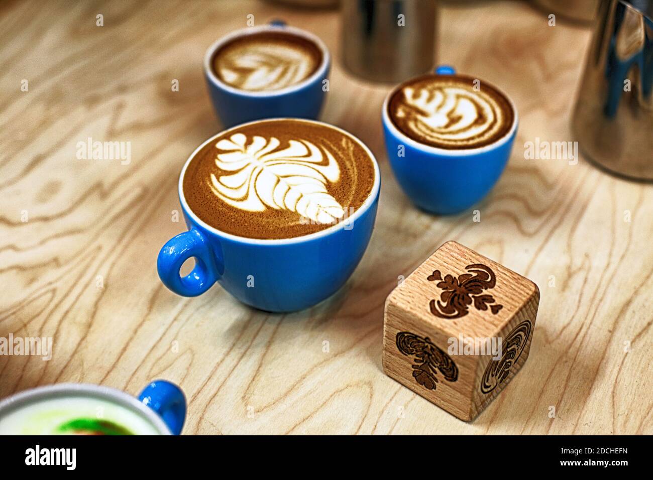 Latte Art Würfel und Latte Art auf Holztisch Stockfoto