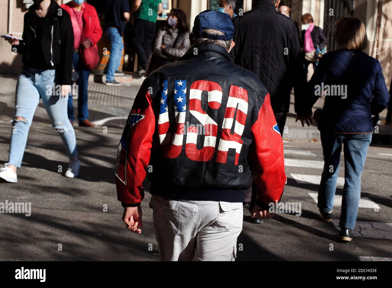 Älterer Mann mit Lederjacke und U.S.A auf der Rückseite angenäht, Barcelona, Spanien. Stockfoto