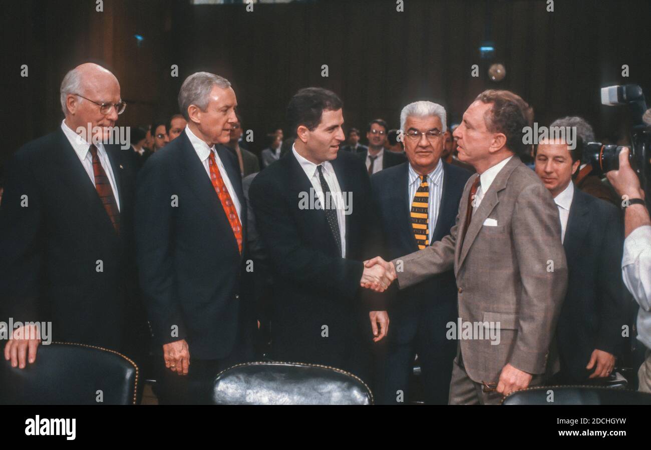 WASHINGTON, DC, USA, 3. MÄRZ 1998 - Michael Dell von Dell Inc. Computer Company, Center, schüttelt sich die Hände mit US-Senator Arlen Spectre (R-PA) während der Anhörung des Senatsausschusses auf Capitol Hill. Von links: Senatoren Leahy (D-VT) und Hatch (R-UT). Stockfoto