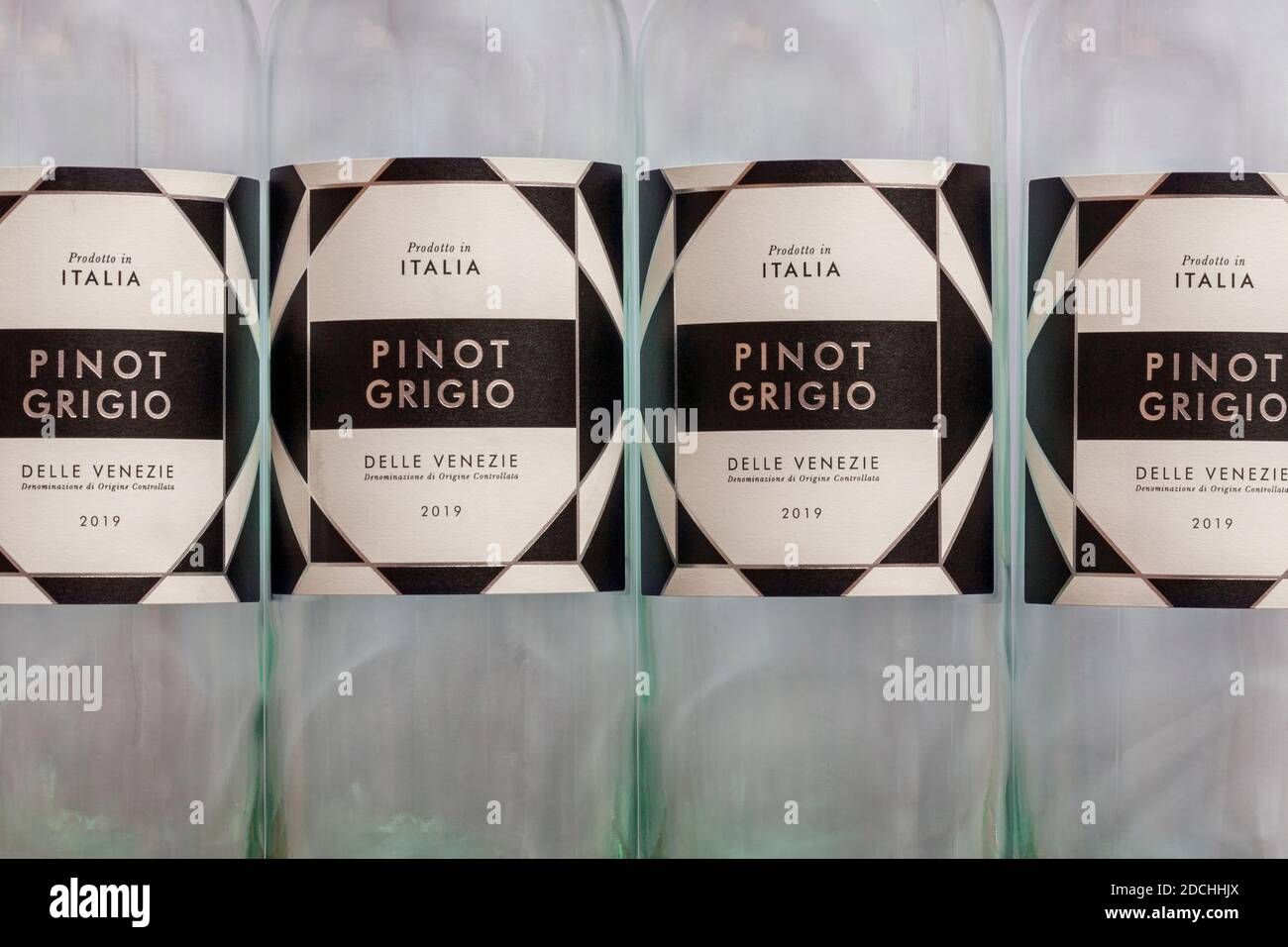 Pinot Grigio Delle Venezie - Etiketten auf leeren Flaschen Weißwein - Produkt aus Italien, Italienisch Stockfoto