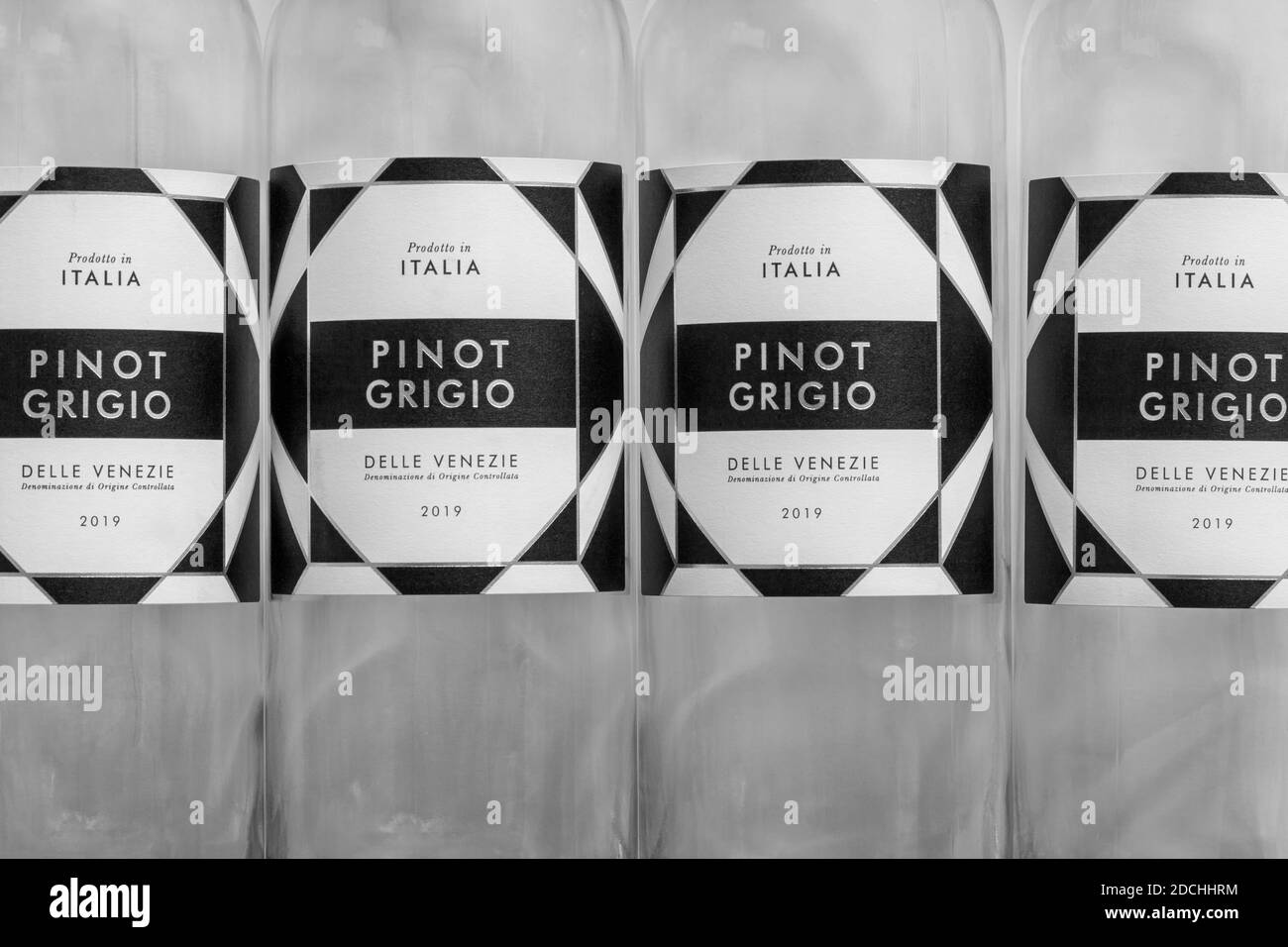 Pinot Grigio Delle Venezie - Etiketten auf leeren Flaschen Weißwein - Produkt aus Italien, Italienisch Stockfoto