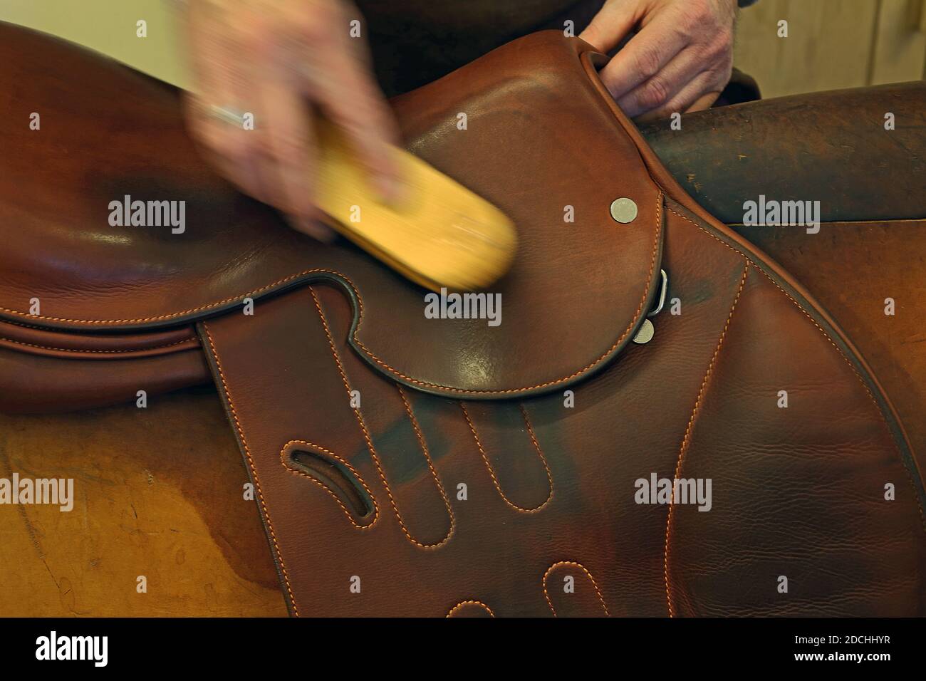 FRANKREICH / Iie-de-France / Paris / Hermès Saddle Workshop in Paris / Handwerker putzen Ledersattel. Stockfoto