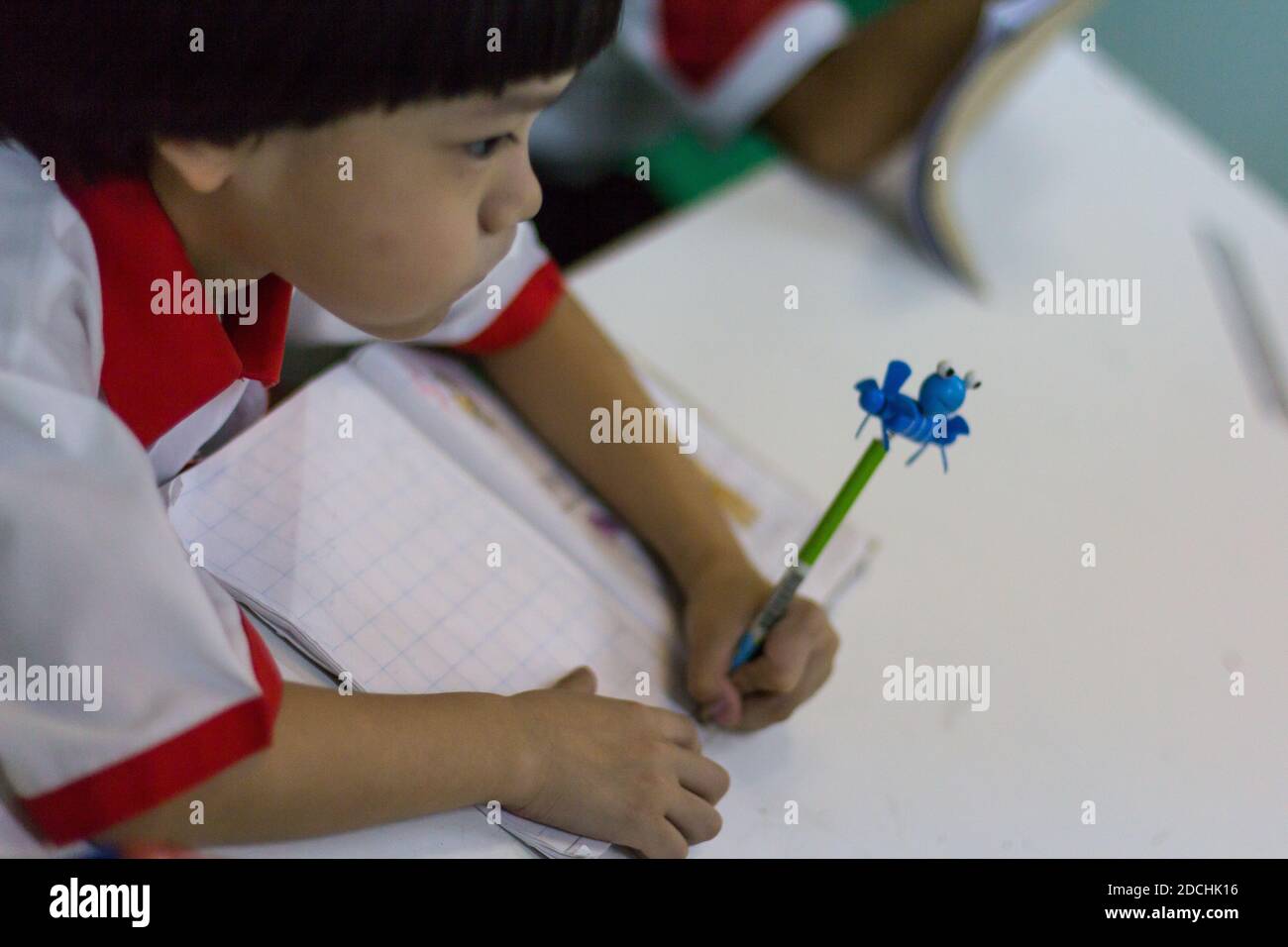 Ein Junge starrt in das Klassenzimmer. Stockfoto