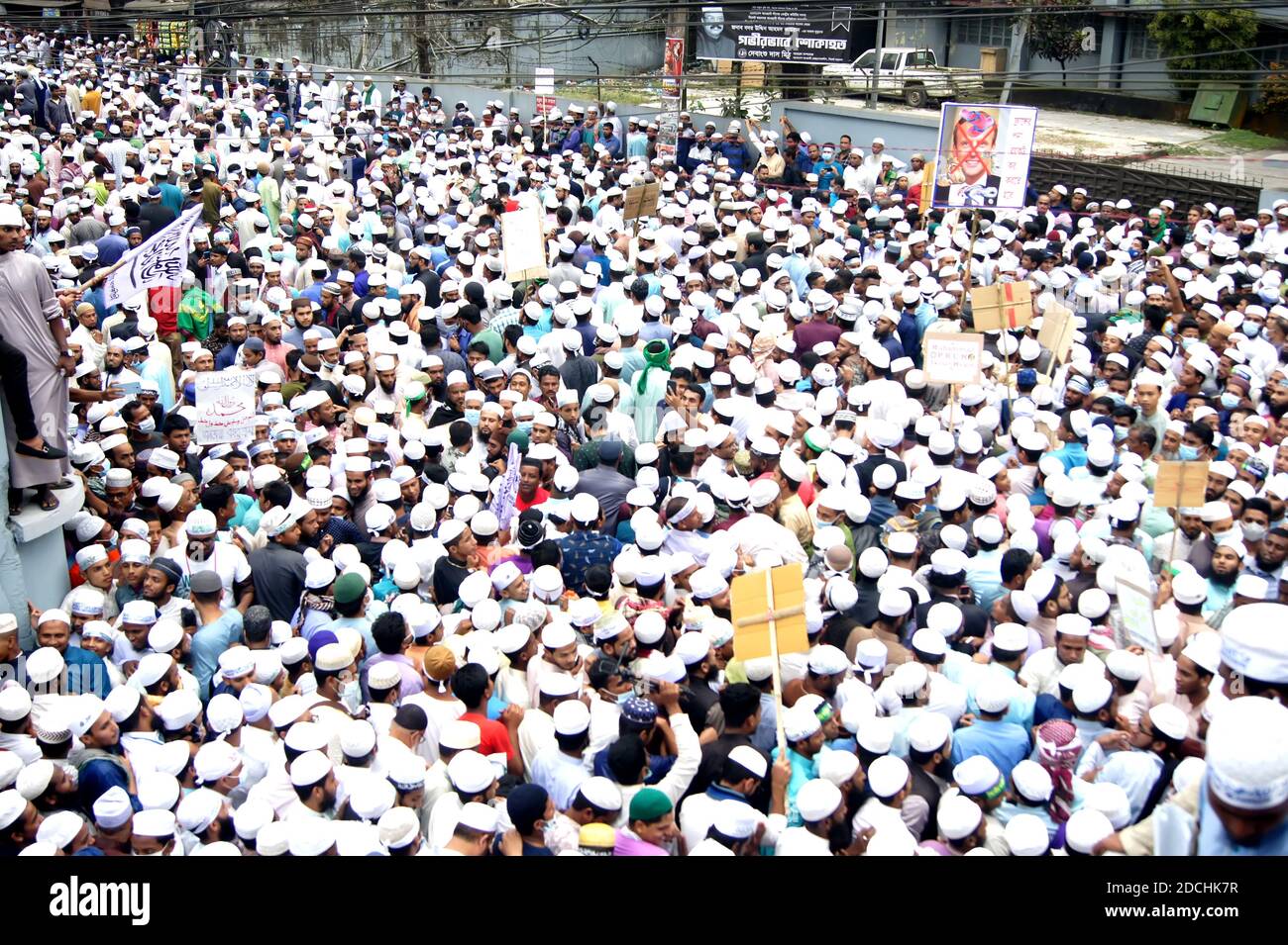 Muslimische Führer und Aktivisten protestieren gegen den französischen Präsidenten Emmanuel Macron wegen seiner kontroversen Äußerungen über den Islam. Stockfoto