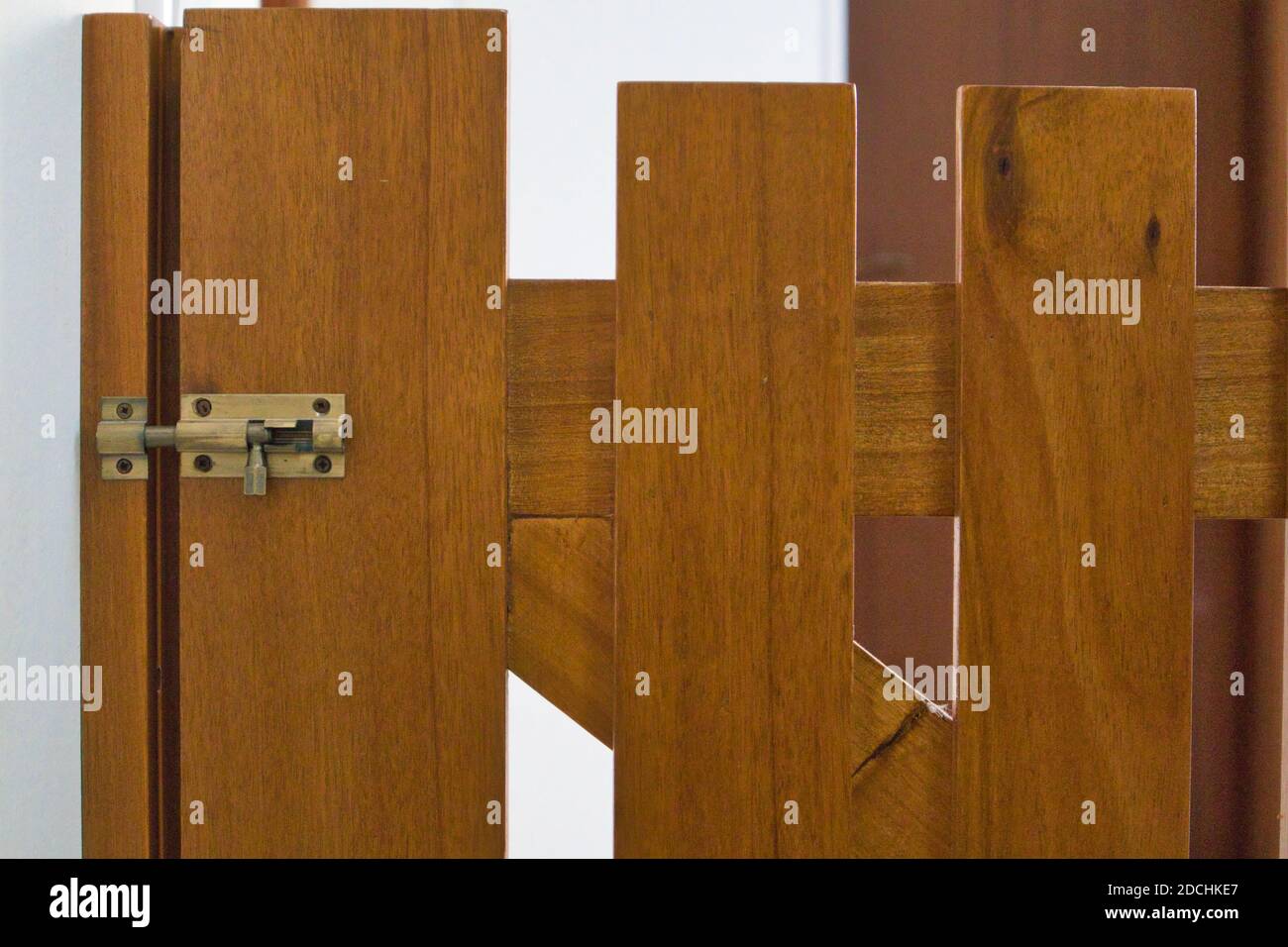 Verschlossenes Holztor für Heim- und Kindersicherheit Stockfoto