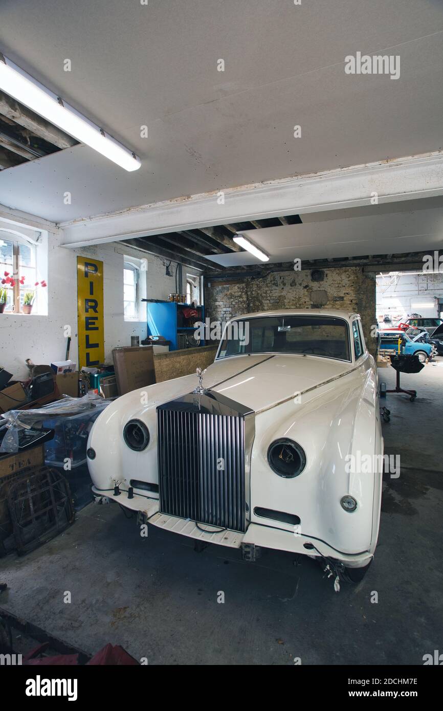 Rolls royce Auto teilweise auseinander genommen / abgestreift für die Restaurierung in einer heimischen Garage / Werkstatt. Stockfoto